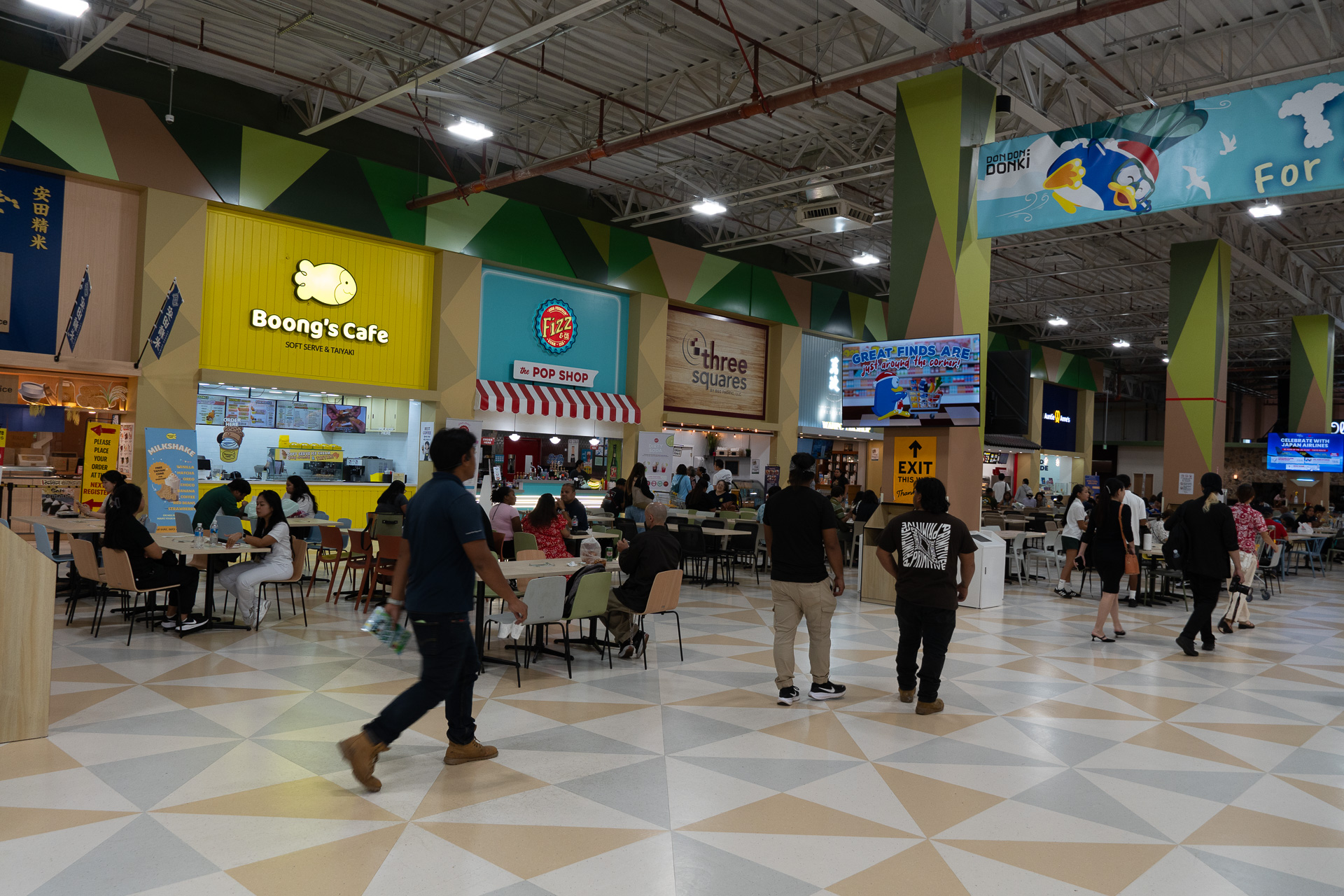 レジを抜けるとフードコートがある