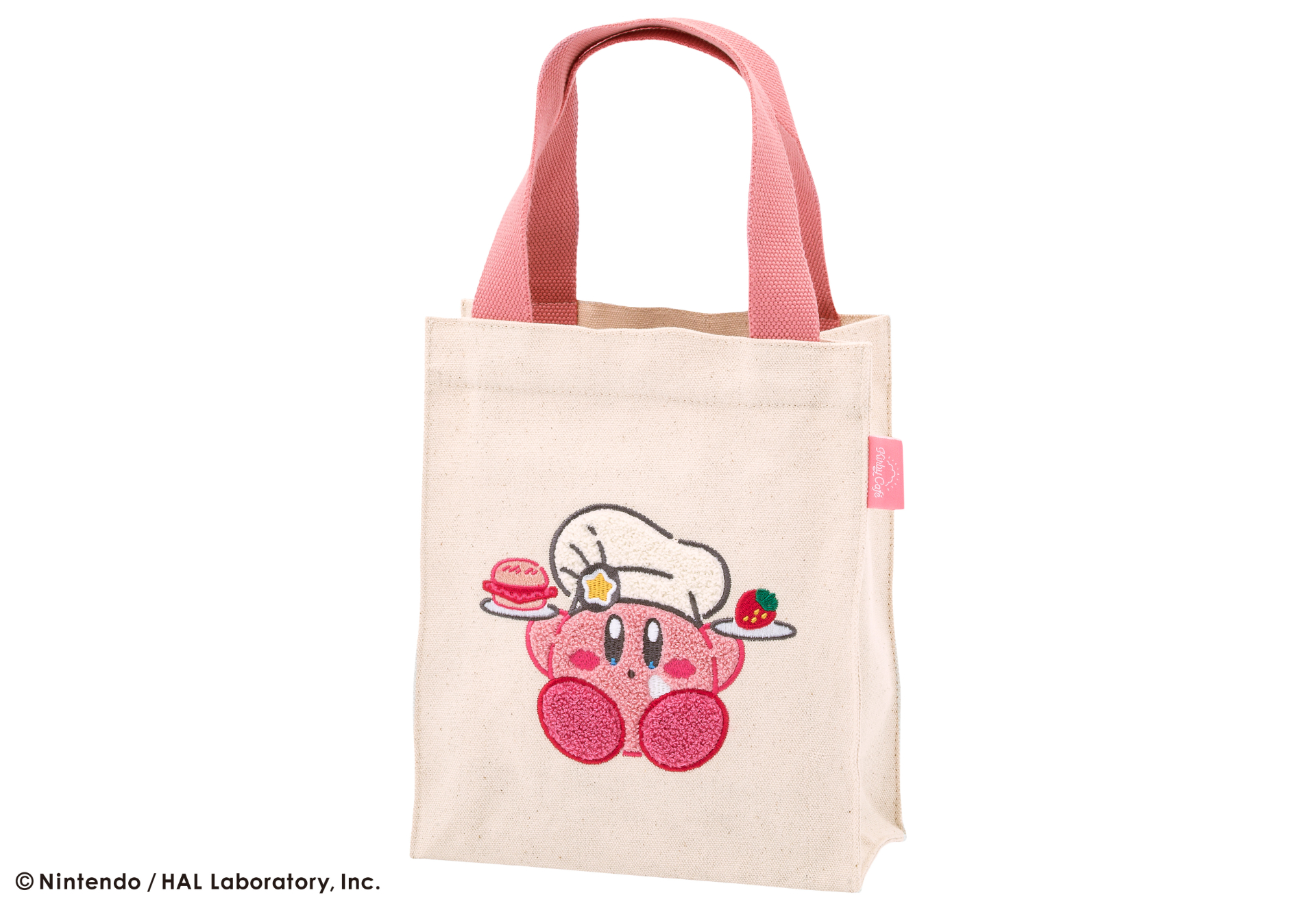 トートバッグは、カービィをモチーフにしたふわふわと立体的なサガラ刺繡が特徴。お菓子の箱がちょうど収まるサイズ感で、内ポケット付き