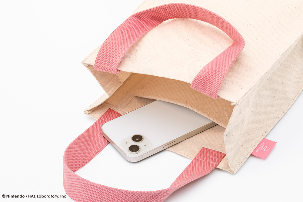 トートバッグは、カービィをモチーフにしたふわふわと立体的なサガラ刺繡が特徴。お菓子の箱がちょうど収まるサイズ感で、内ポケット付き