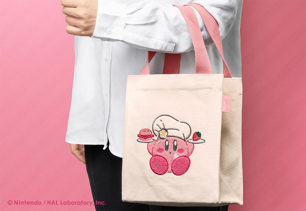 「星のカービィ」をテーマにしたキャラクターカフェ「カービィカフェ」とのコラボで、コック帽をかぶった姿もポイント