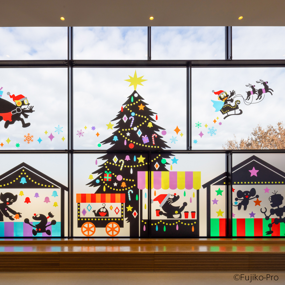 みんなのひろばの大窓をFキャラクターたちのシルエットで装飾