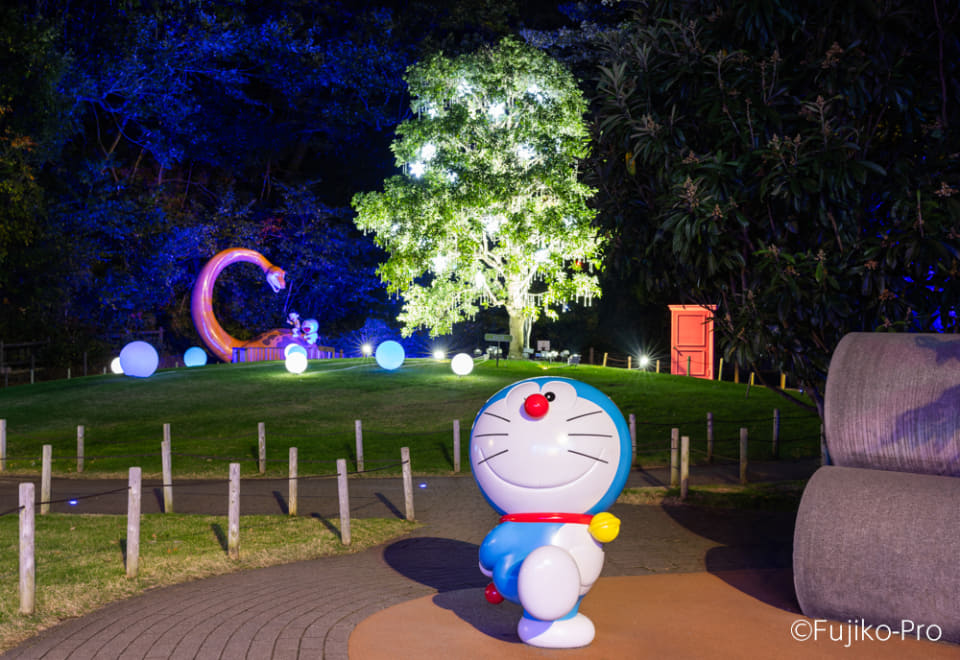 藤子・F・不二雄ミュージアムでクリスマス開催。ドラえもんツリーや