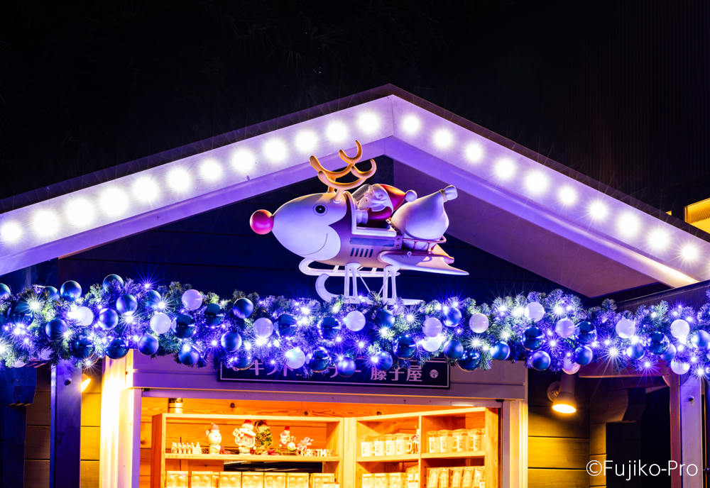 3階「はらっぱ」では日没に「クリスタルツリー」をライトラップ