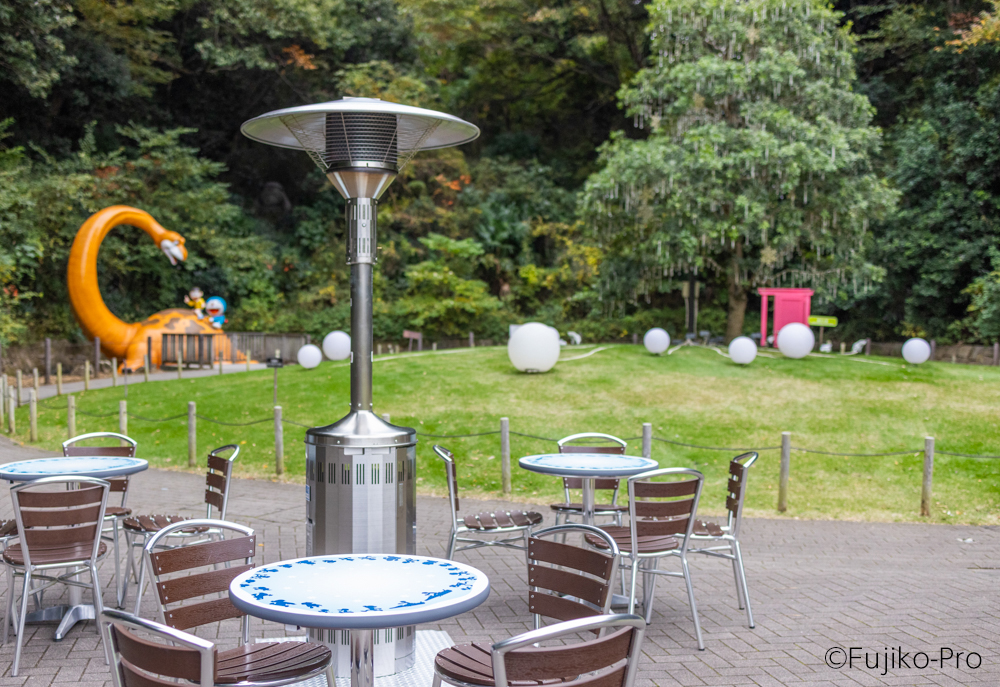 屋外でもあたたかく過ごせるよう「はらっぱ」にヒーターを設置。ミュージアムカフェでテイクアウトしたホットドリンクなどを味わいながらクリスタルツリーを鑑賞できる