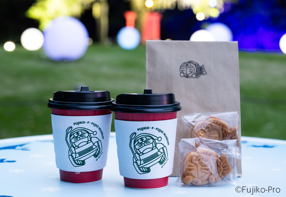 屋外でもあたたかく過ごせるよう「はらっぱ」にヒーターを設置。ミュージアムカフェでテイクアウトしたホットドリンクなどを味わいながらクリスタルツリーを鑑賞できる