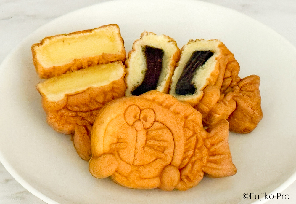 テイクアウト専用の「ドラえもんミニたい焼き」（カスタード/チョコレート、各250円）