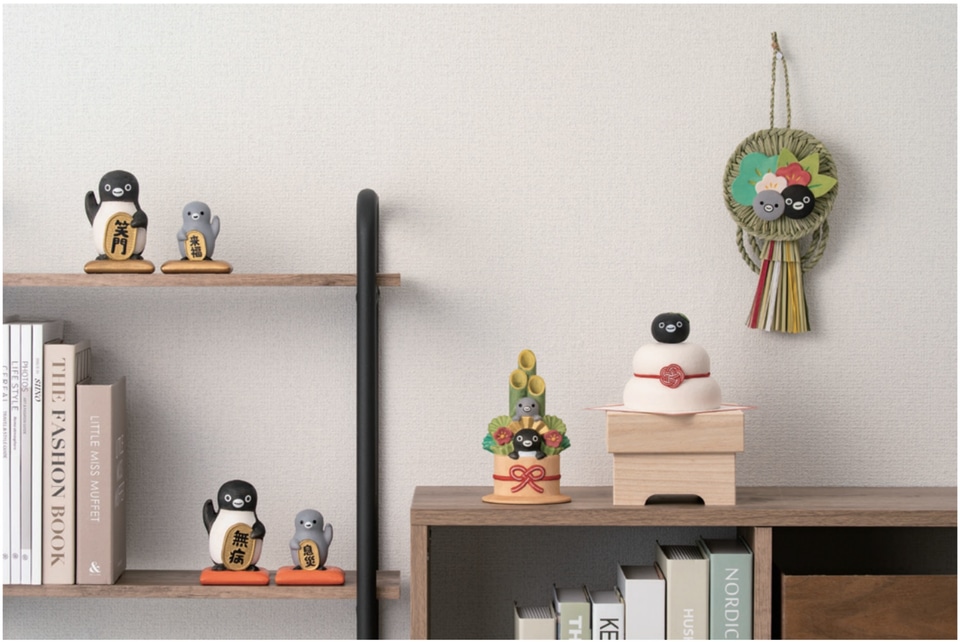 招きペンギン新作も！ 正月飾りにぴったりな「Suicaのペンギン」木彫り