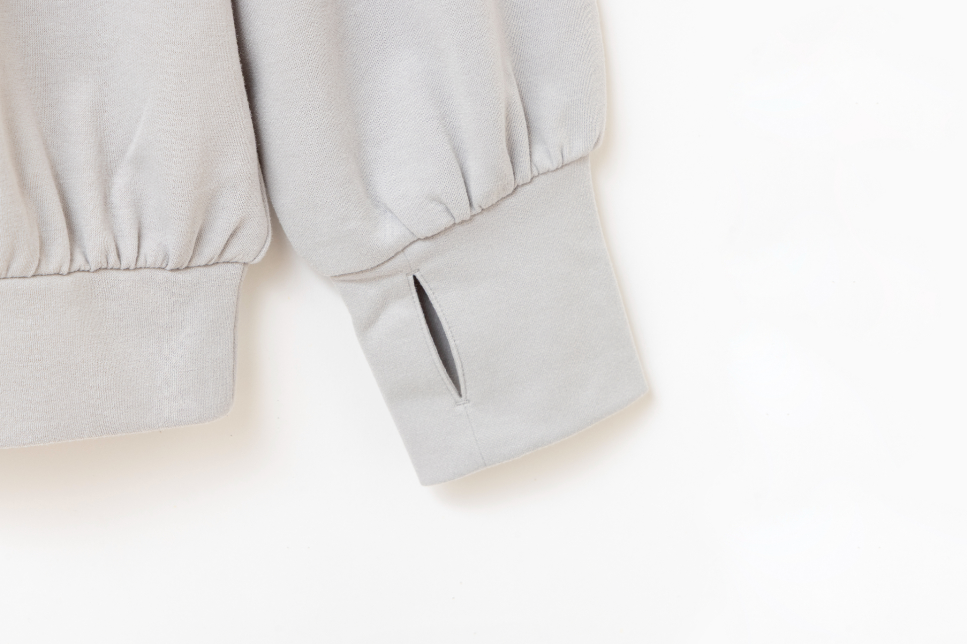 Recoverypro Lab. ハローキティ（長袖・ロングパンツ 上下セット）は、宝島社発ビューティーブランド「ブリルミー」とのコラボ