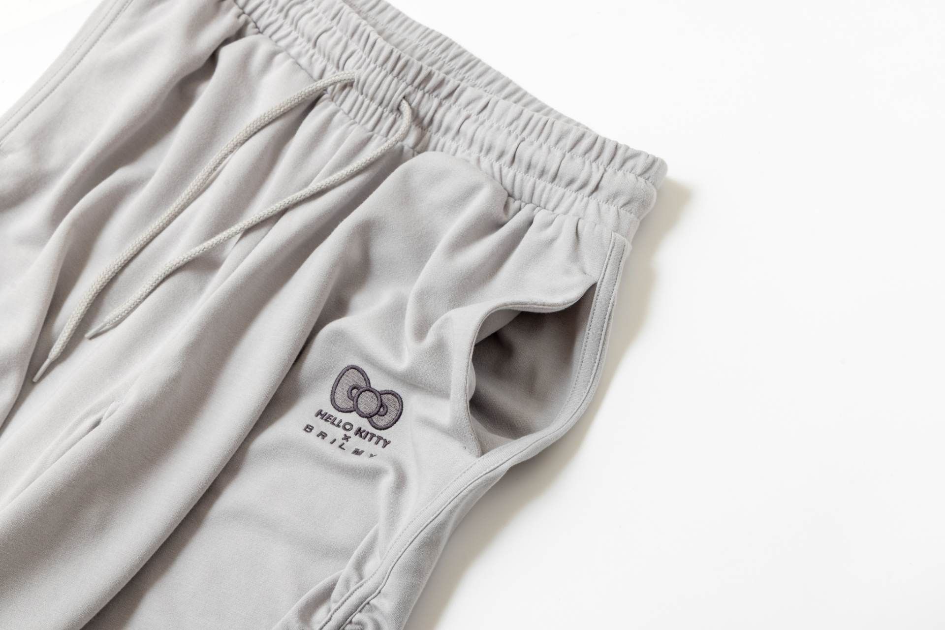 Recoverypro Lab. ハローキティ（長袖・ロングパンツ 上下セット）は、宝島社発ビューティーブランド「ブリルミー」とのコラボ