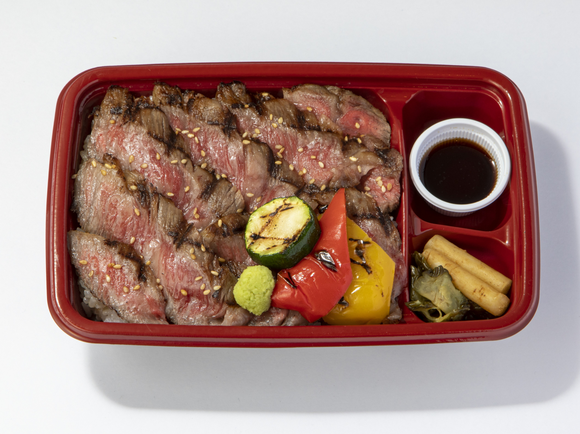 肉卸小島「雪降り和牛尾花沢サーロイン・リブロースステーキ重」（画像は150g）