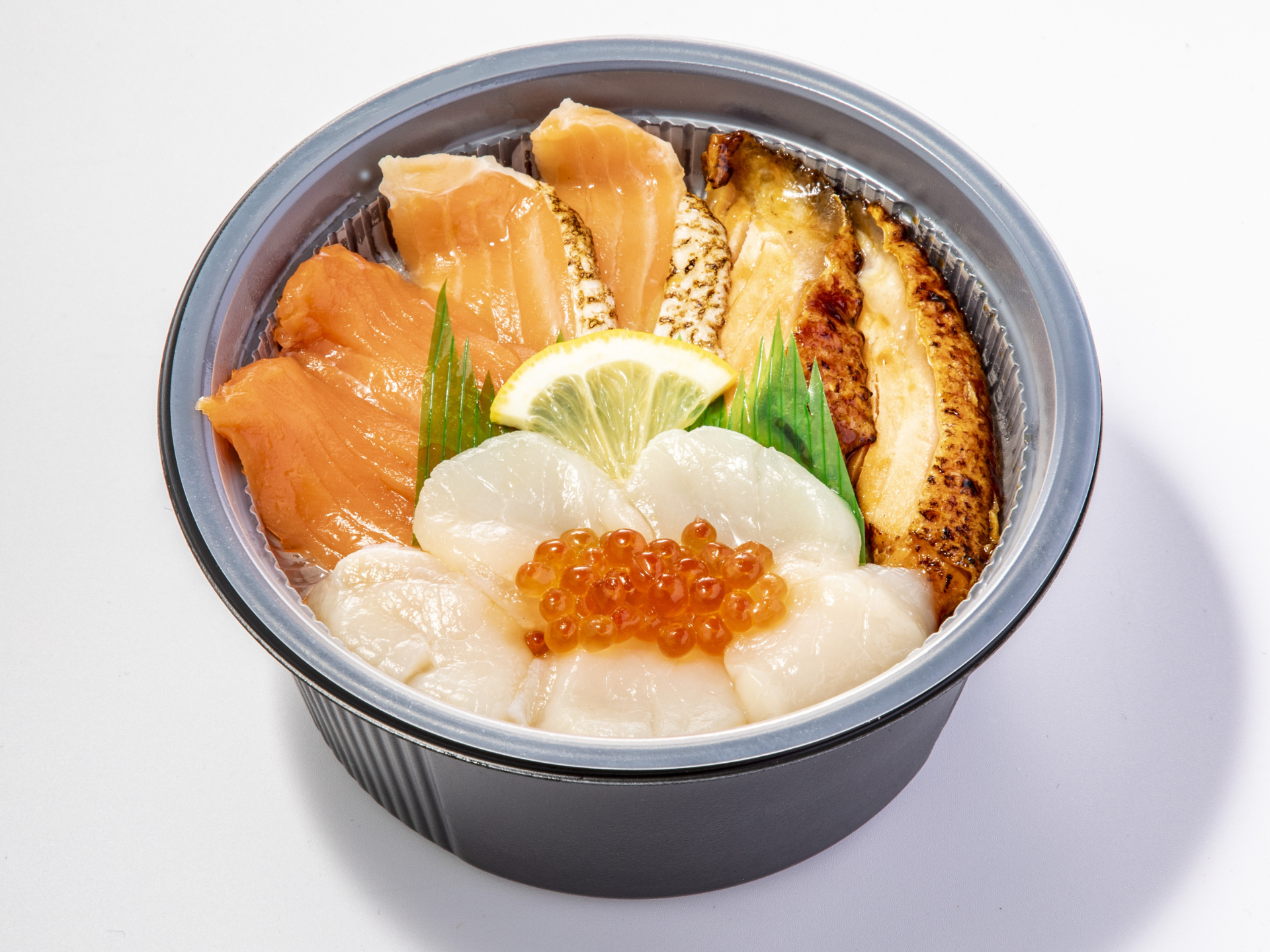 魚力海鮮寿司「3種のサーモンとホタテ丼」