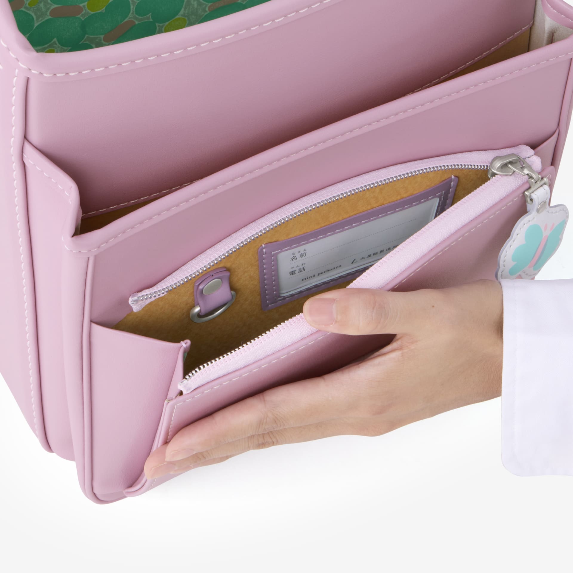 マチ付きで大きく開く大容量ポケット