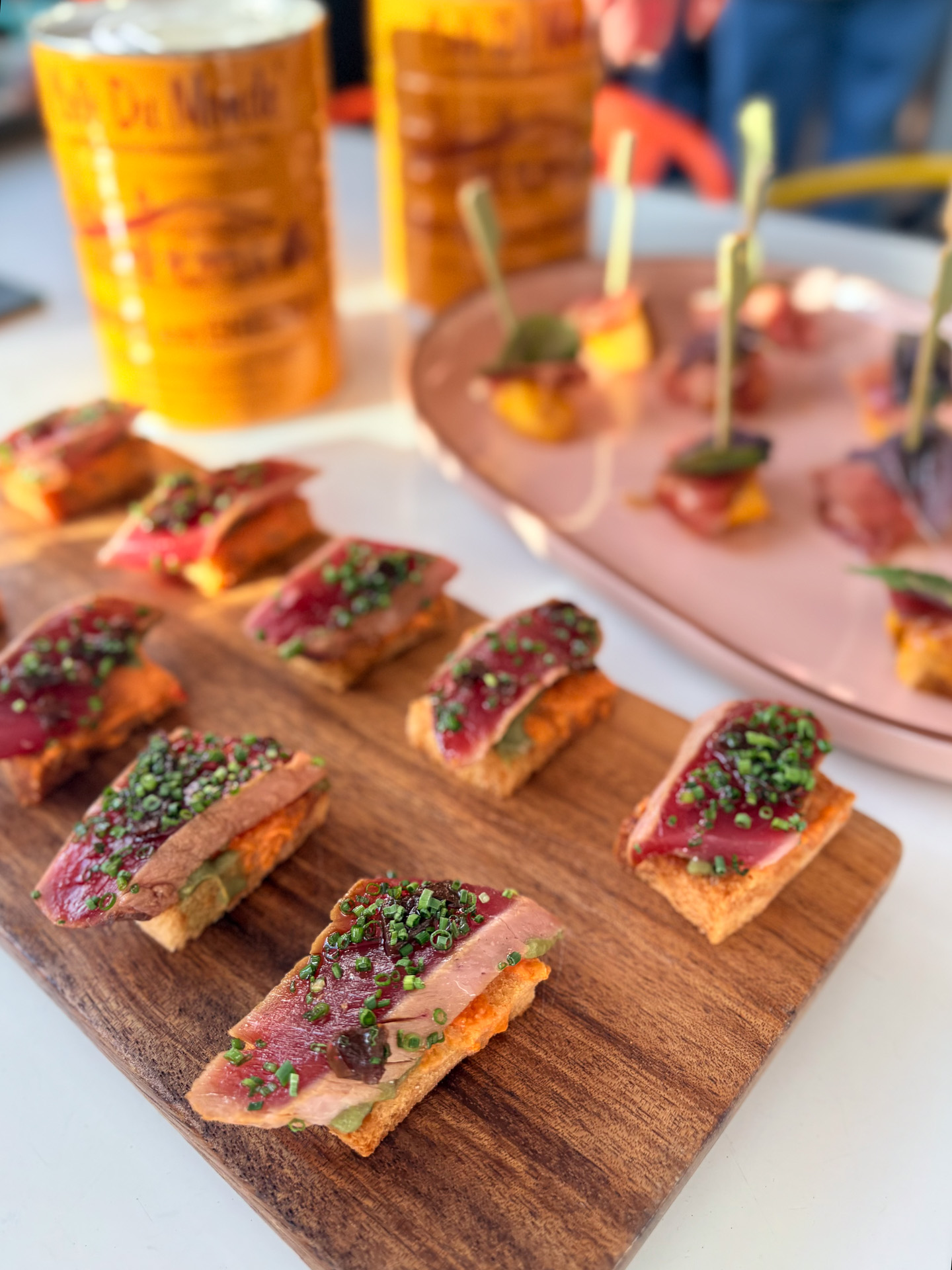 こんがり焼いたトーストにアヒ（マグロ）タタキを乗せた「ザ・ピッグ・アンド・ザ・レディ」のつまみ