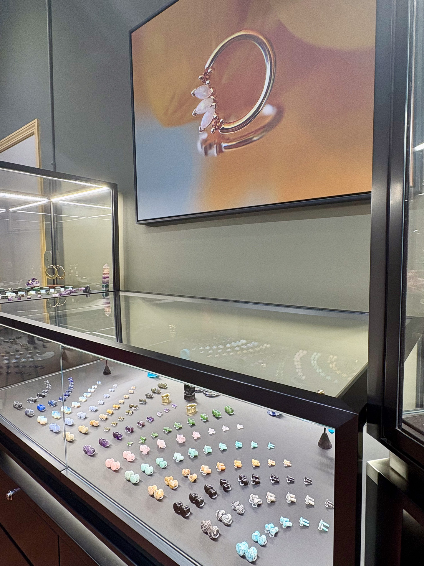 カラフルでさまざまなデザインのピアス。29日のイベントでは指定メーカーの特注品が20％オフになる