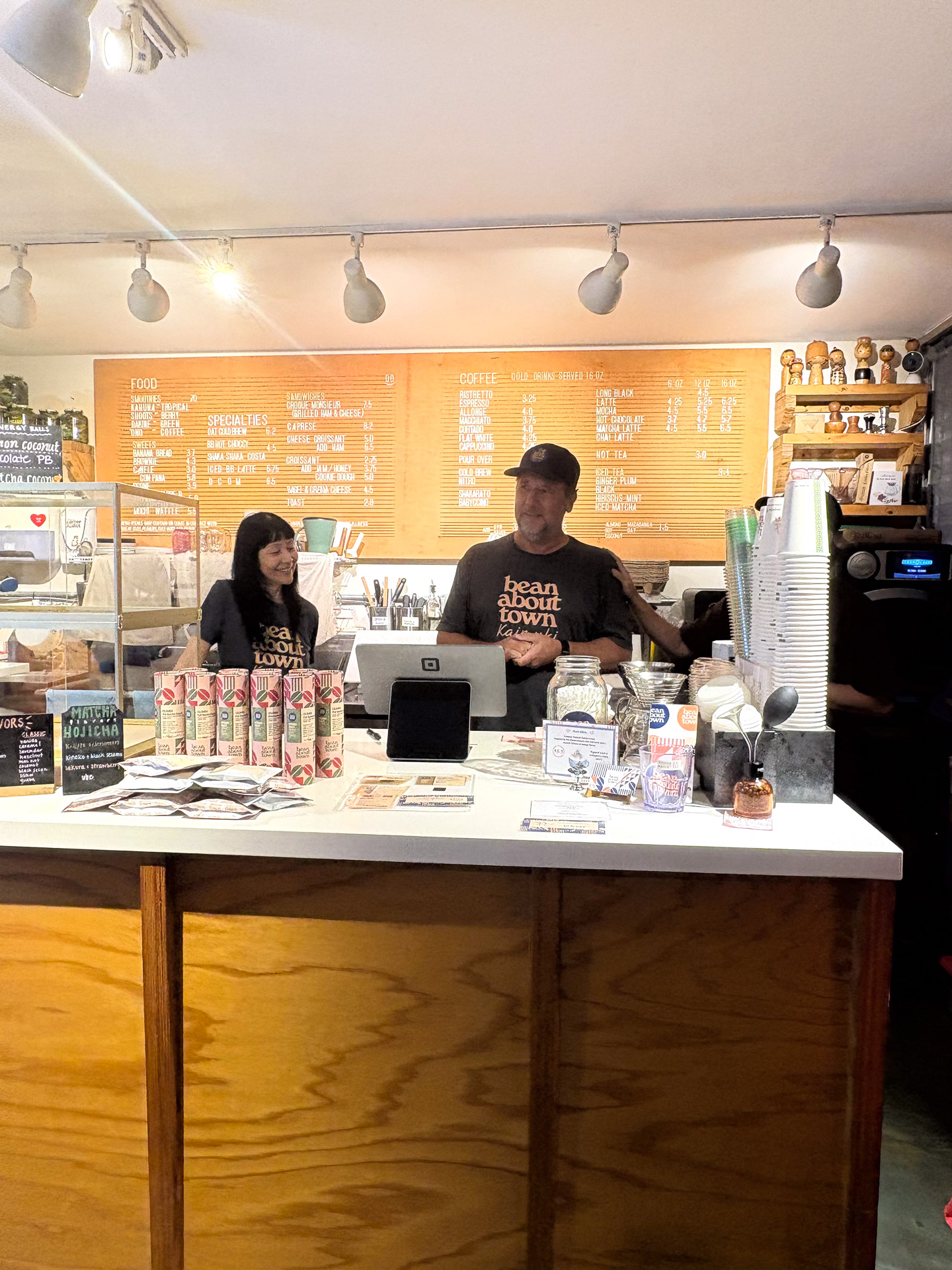 オーナーのオリヴィエさん夫妻。熱いコーヒーへの愛情を語ってくれた