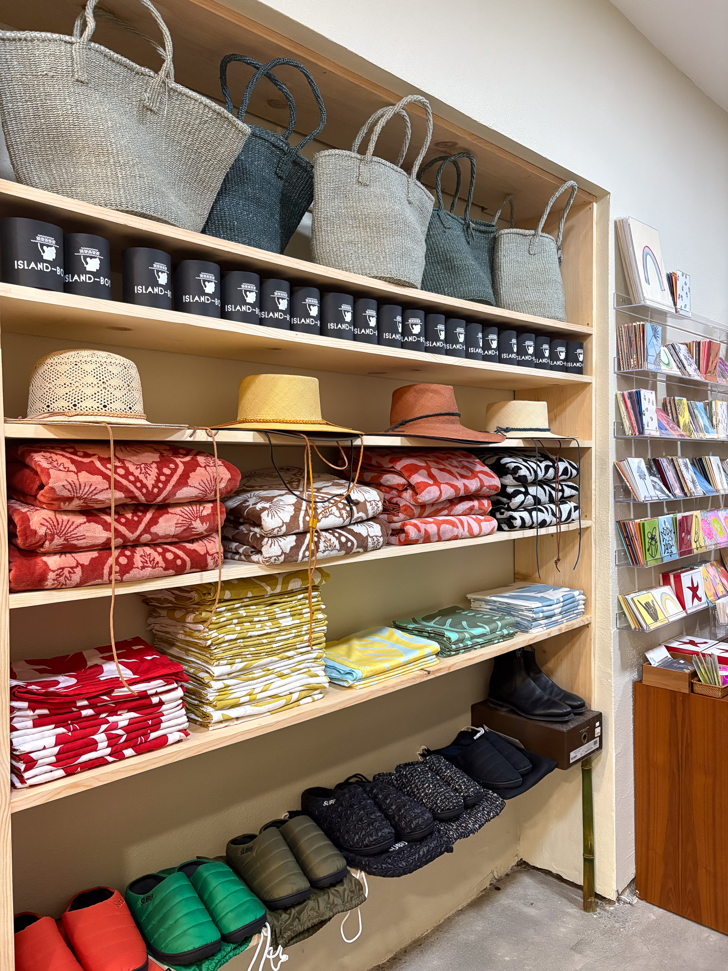 ビーチローカルタウンならではのアイテムが揃う