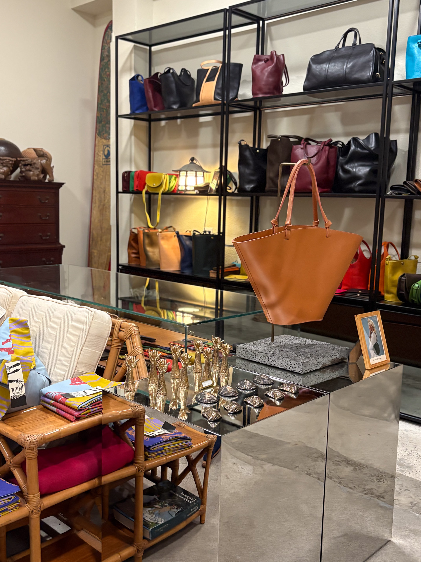 良質な革製品も。29日は購入者にギフト進呈＆抽選会も