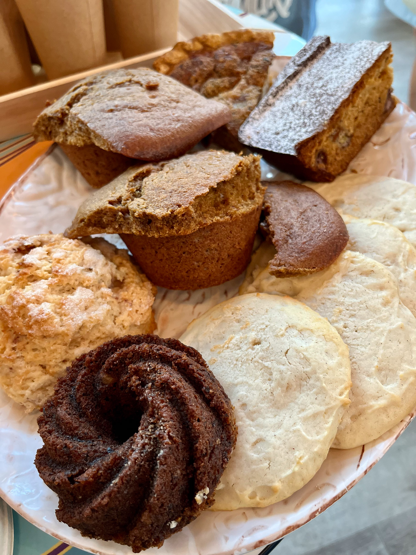 昼はカフェ、夜はお酒を楽しめる住民の憩いの場