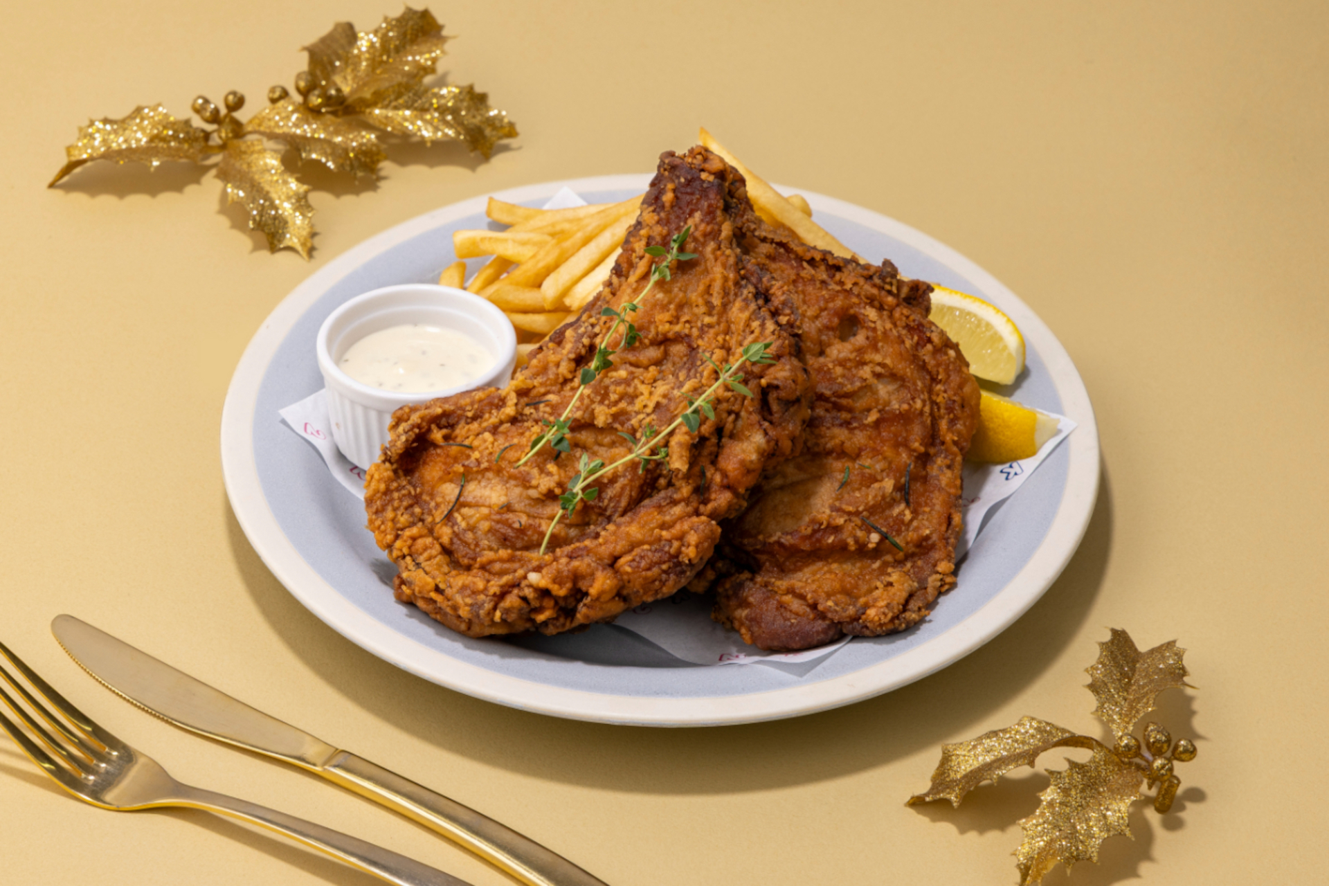 ケーキと一緒に楽しみたいディッシュもグランスタ東京で販売。WK2「骨付きフライドチキン＆ポテトフライ」（チキン2本入り2500円）