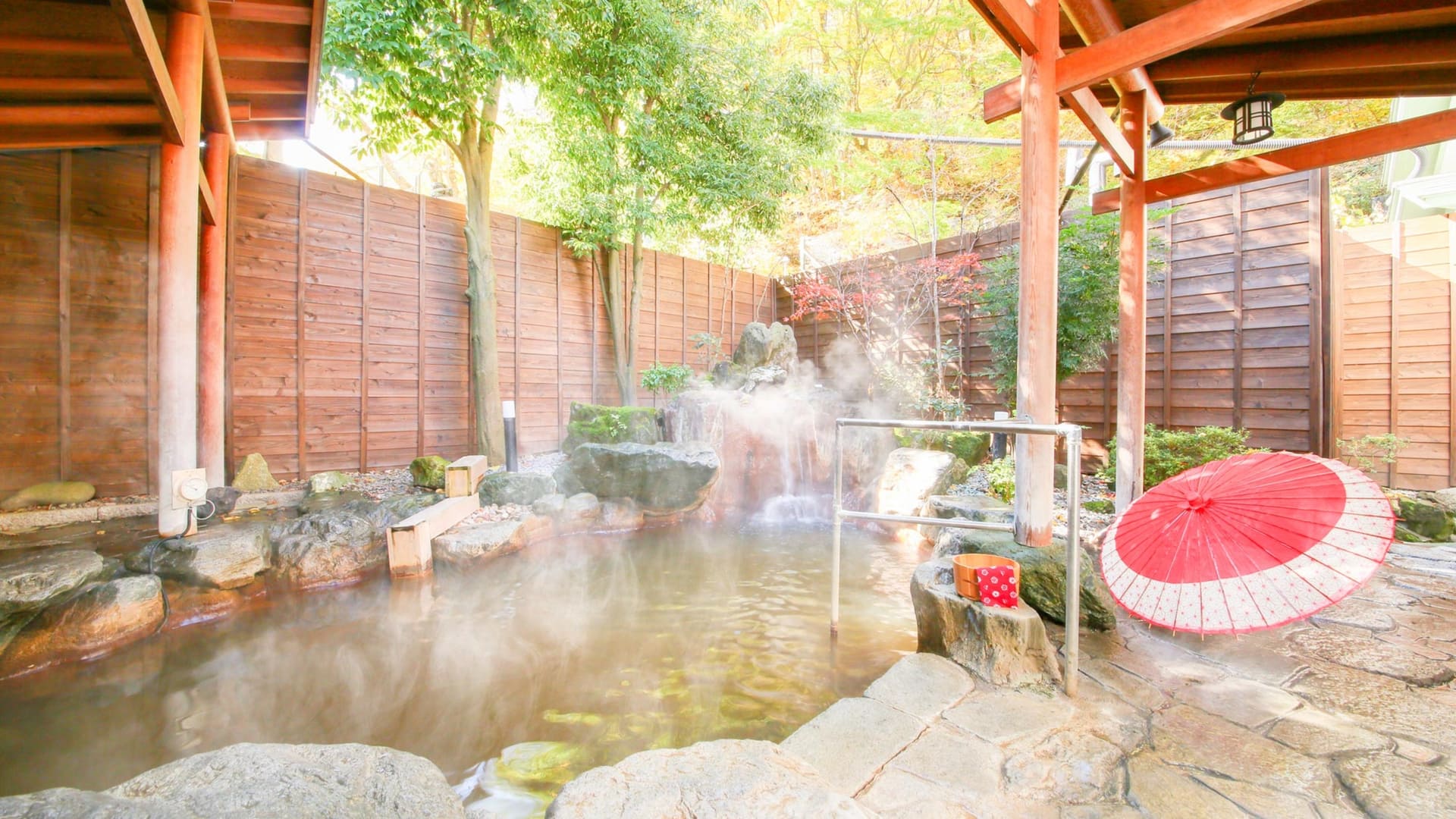 黄金の湯と白銀の湯、2種類の源泉が楽しめる。内風呂、露天風呂に加え、リニューアルで半露天風呂が誕生