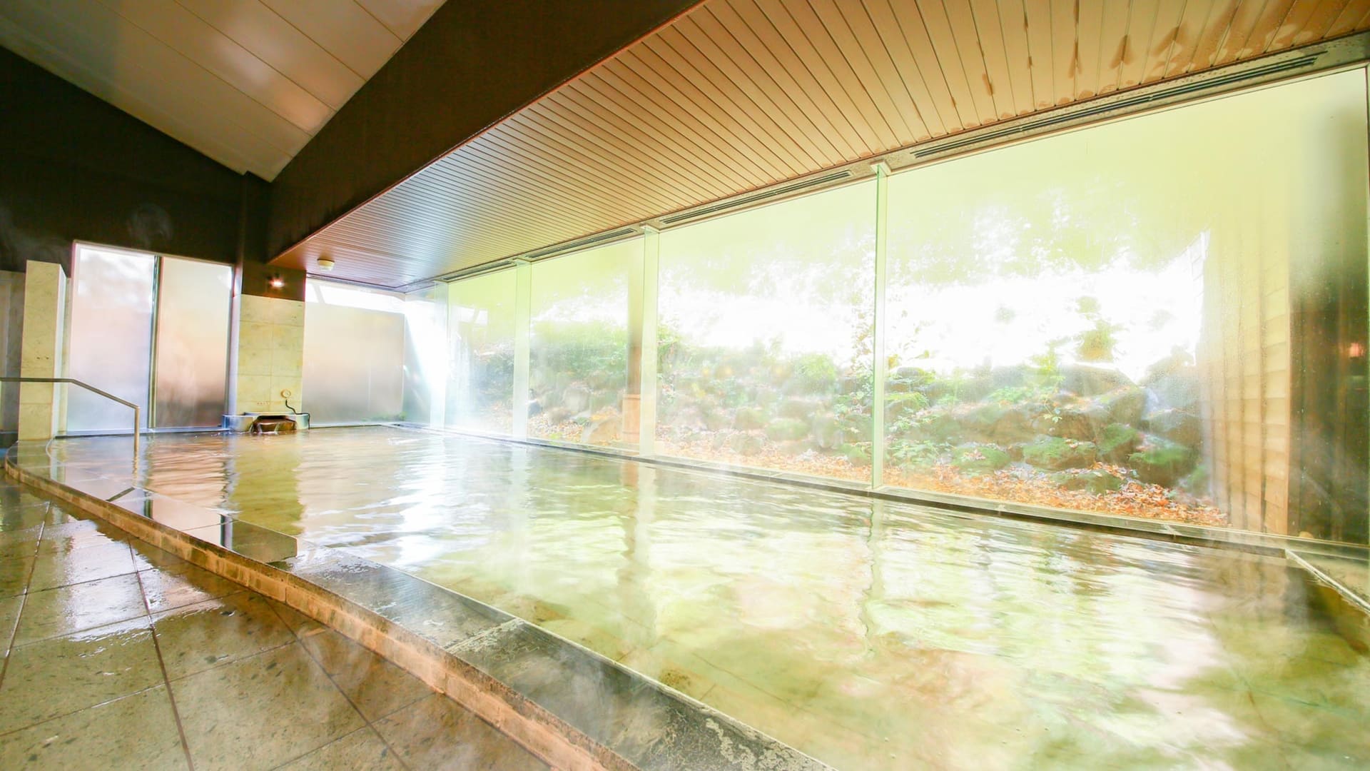 黄金の湯と白銀の湯、2種類の源泉が楽しめる。内風呂、露天風呂に加え、リニューアルで半露天風呂が誕生