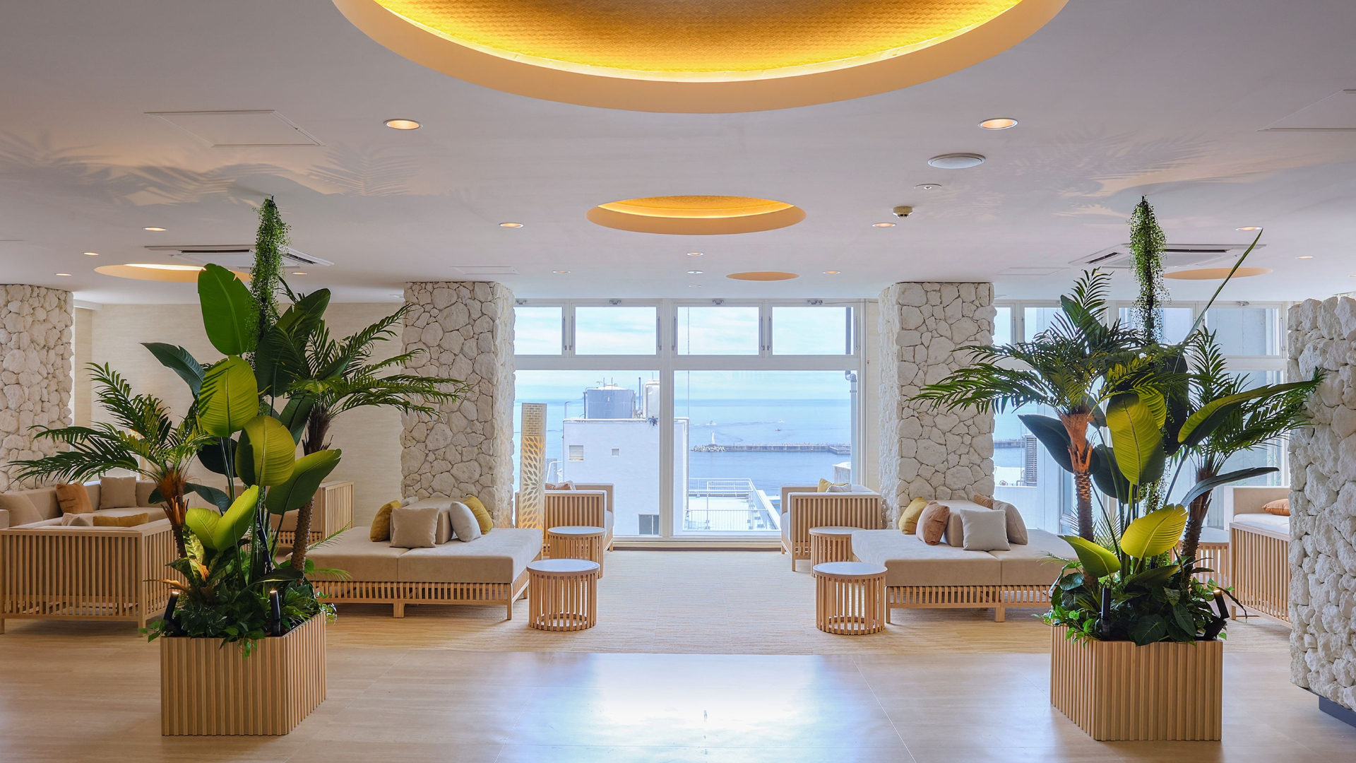 オーシャンビューのロビー。熱海の憩いスポット「熱海サンビーチ」もすぐ近く