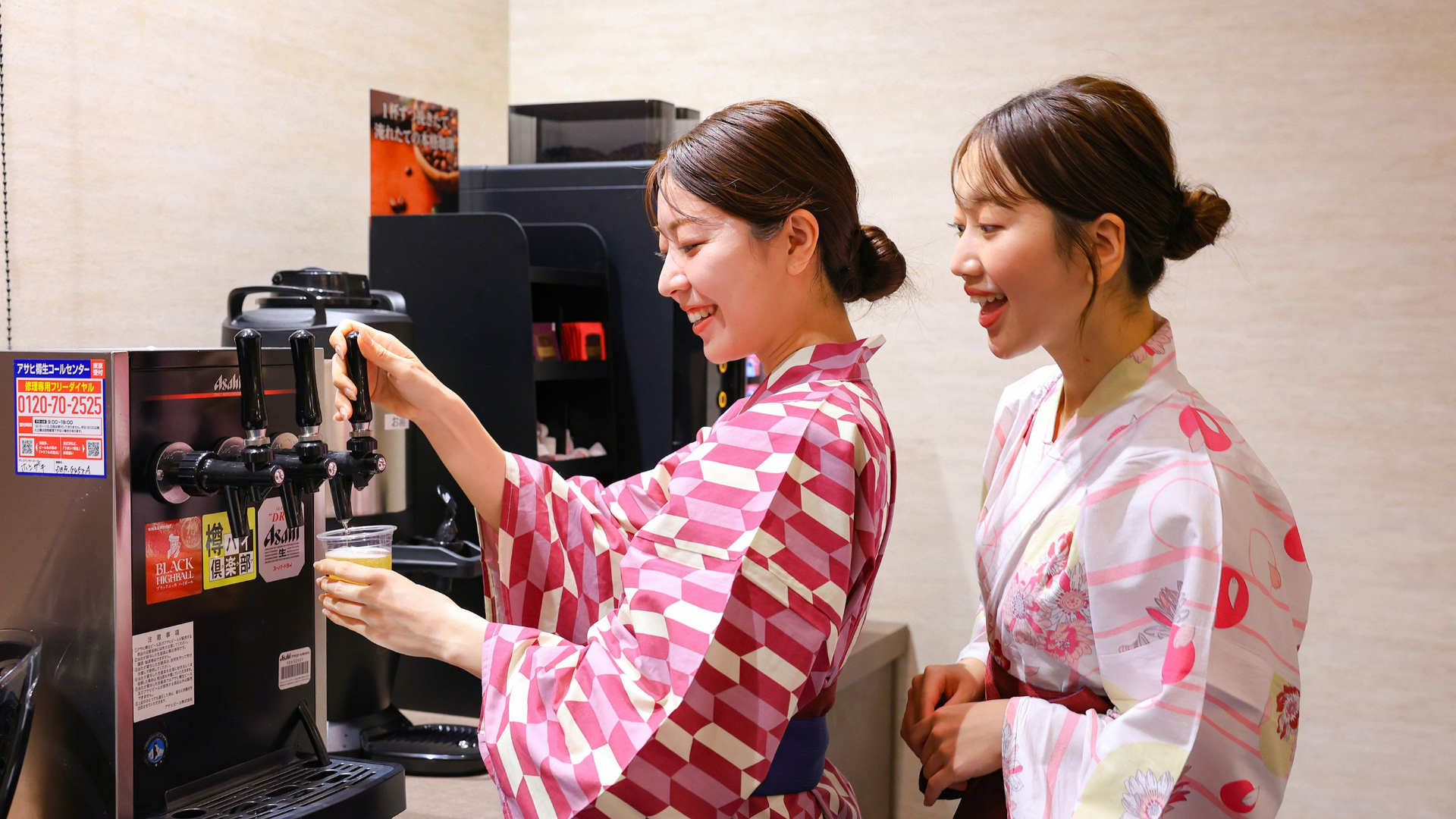 ロビー奥「プレミアムラウンジ」と大浴場前「湯上りラウンジ」ではドリンク無料サービス