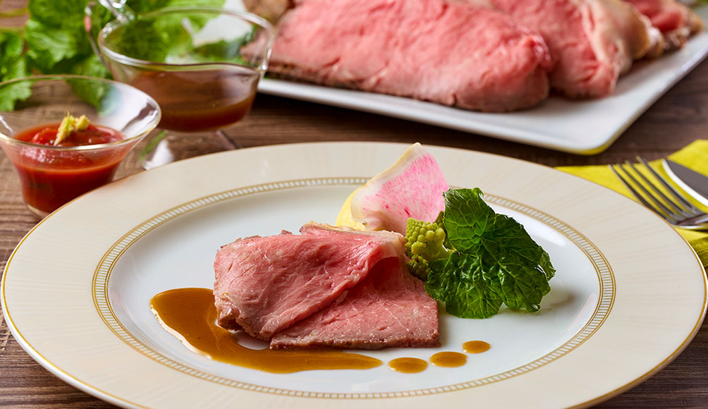 葉わさびのトマトソースでいただく焼きたてローストビーフ