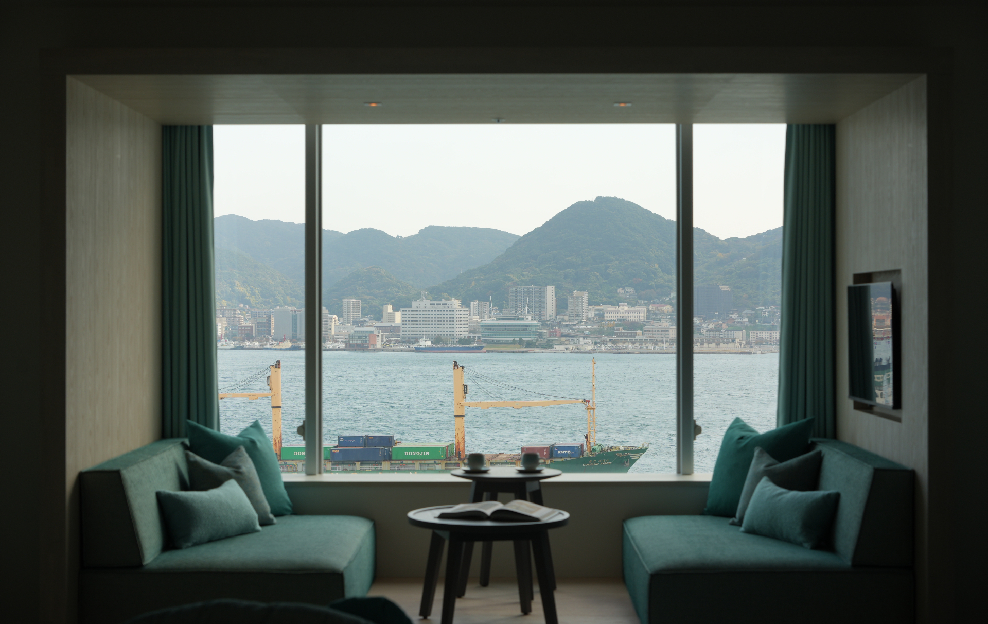 海を行き交う船も見られる、全室海峡ビューの客室