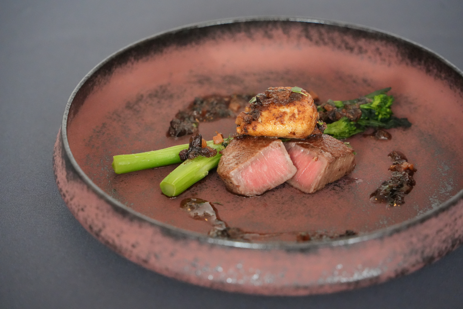 コースの一品「ふぐの白子と牛フィレ肉」