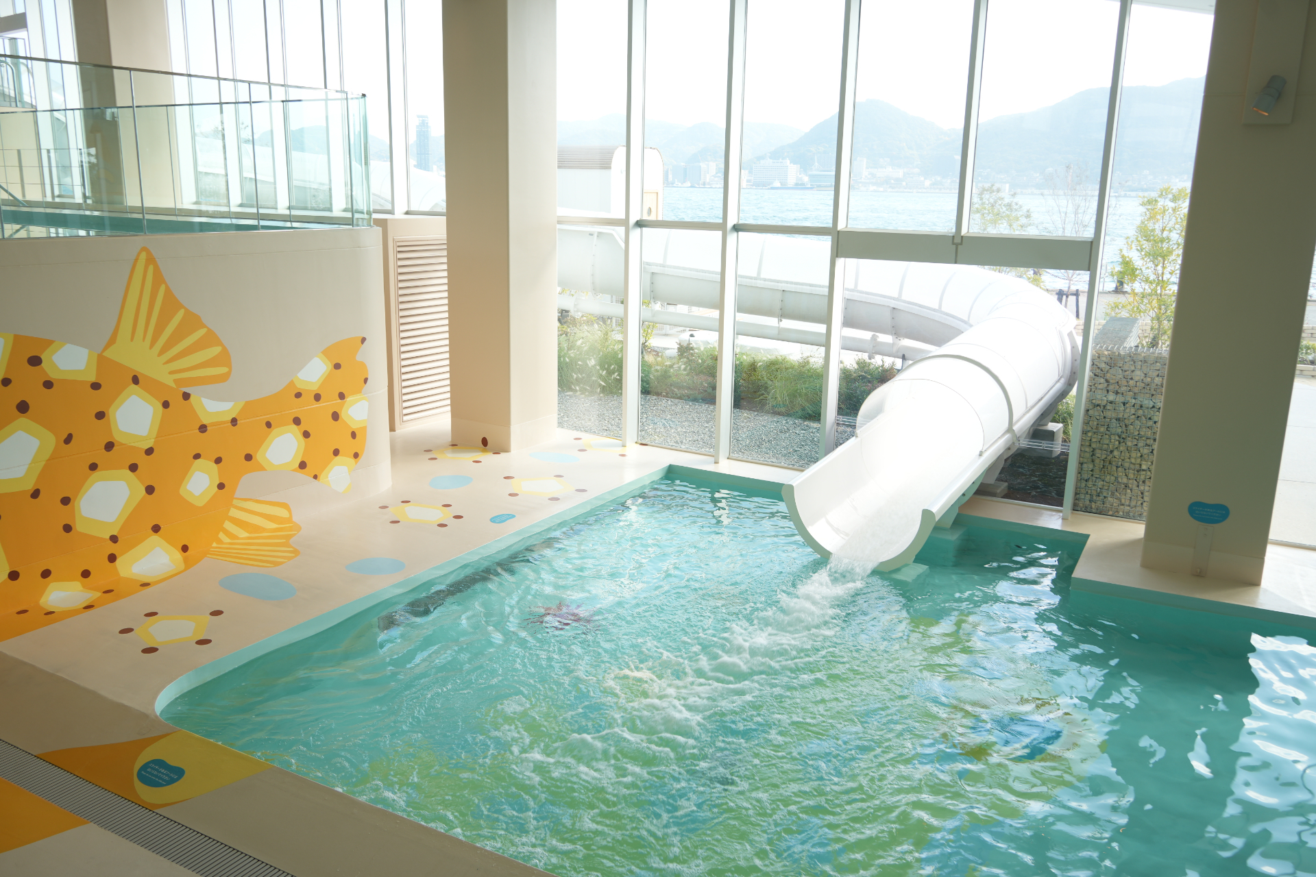 関門海峡の潮流と同じ速さで楽しめる全長約30mのウォータースライダー