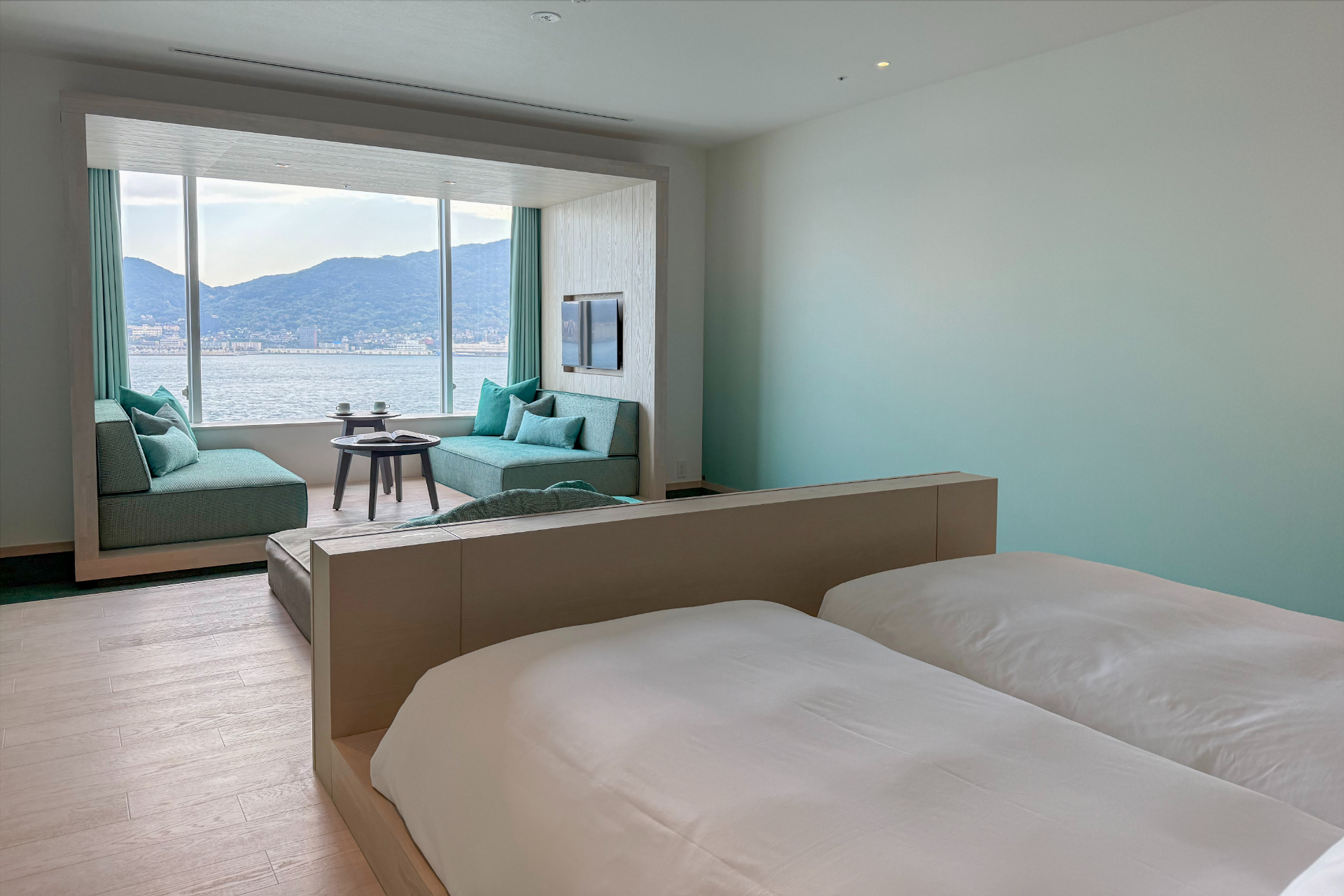 エメラルドグリーンを基調としたデラックスフォース