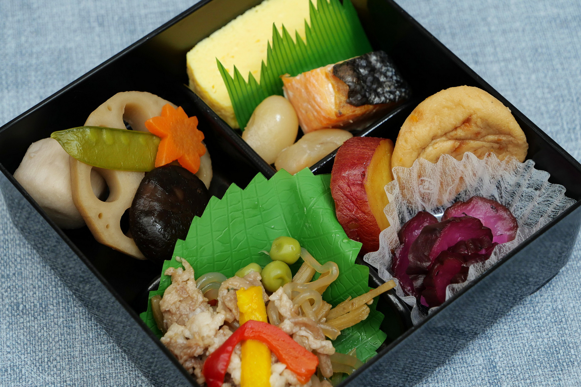 おかずは幕の内弁当風ですが、カニご飯との相性抜群で、双方が美味しさを引き立てています