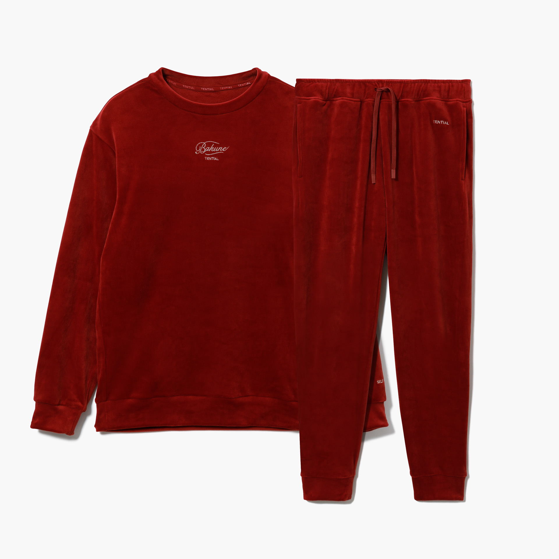 クリスマス限定「BAKUNEベロア」上下セット（3万3880円）。カラーはレッドとオフホワイト