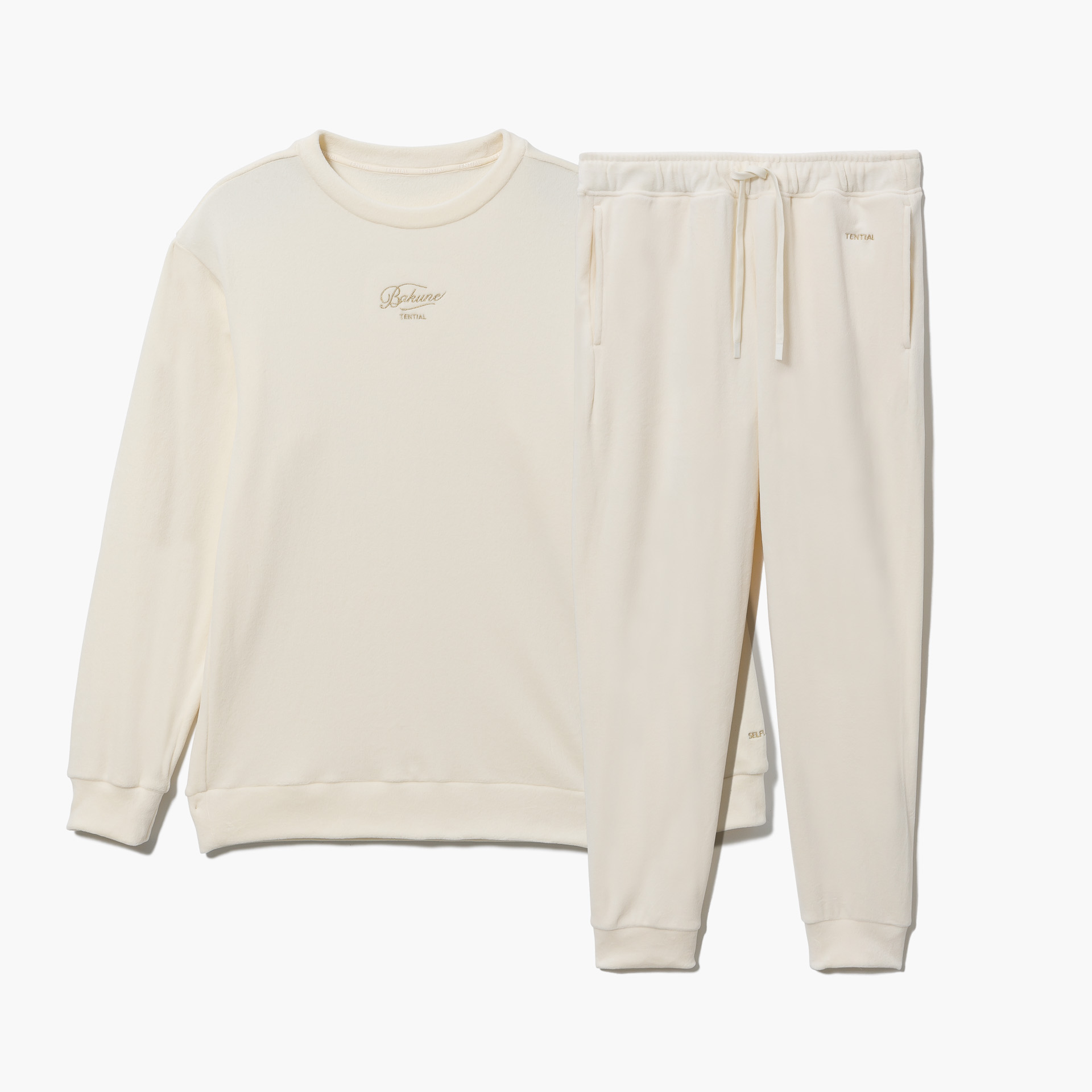 クリスマス限定「BAKUNEベロア」上下セット（3万3880円）。カラーはレッドとオフホワイト