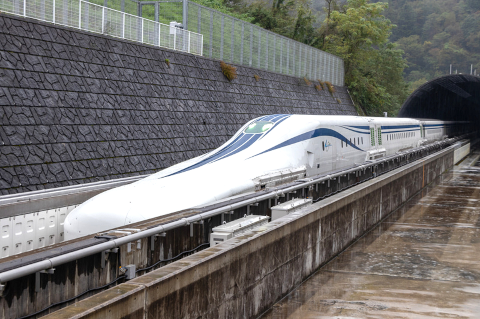 「リニア・鉄道館」ではリニア中央新幹線の仕組みや引退したドクターイエローについて楽しく学べる（写真は2020年10月に公開したリニアL0系改良型試験車）