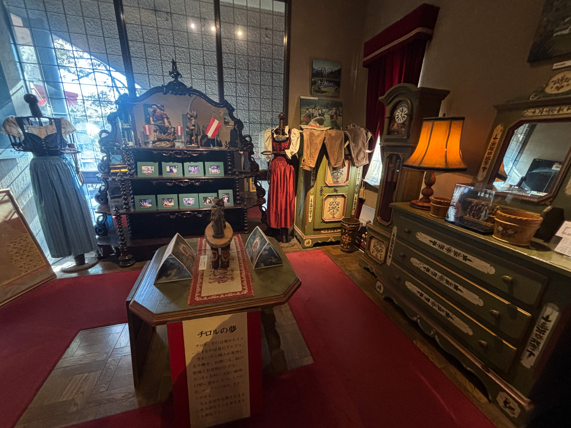 オーストリア西部、アルプス方面のチロル州をイメージした部屋