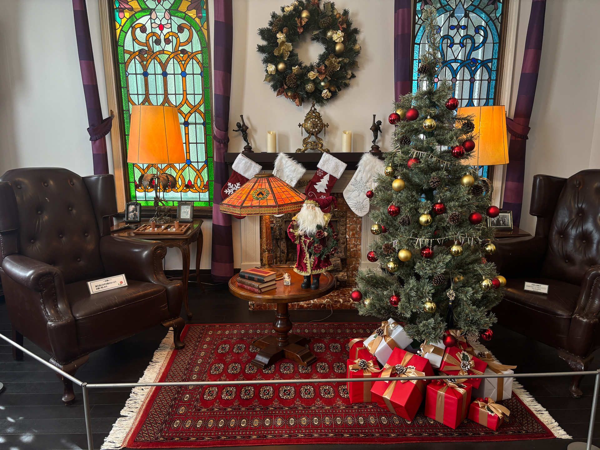 暖炉にクリスマスの飾り付けが