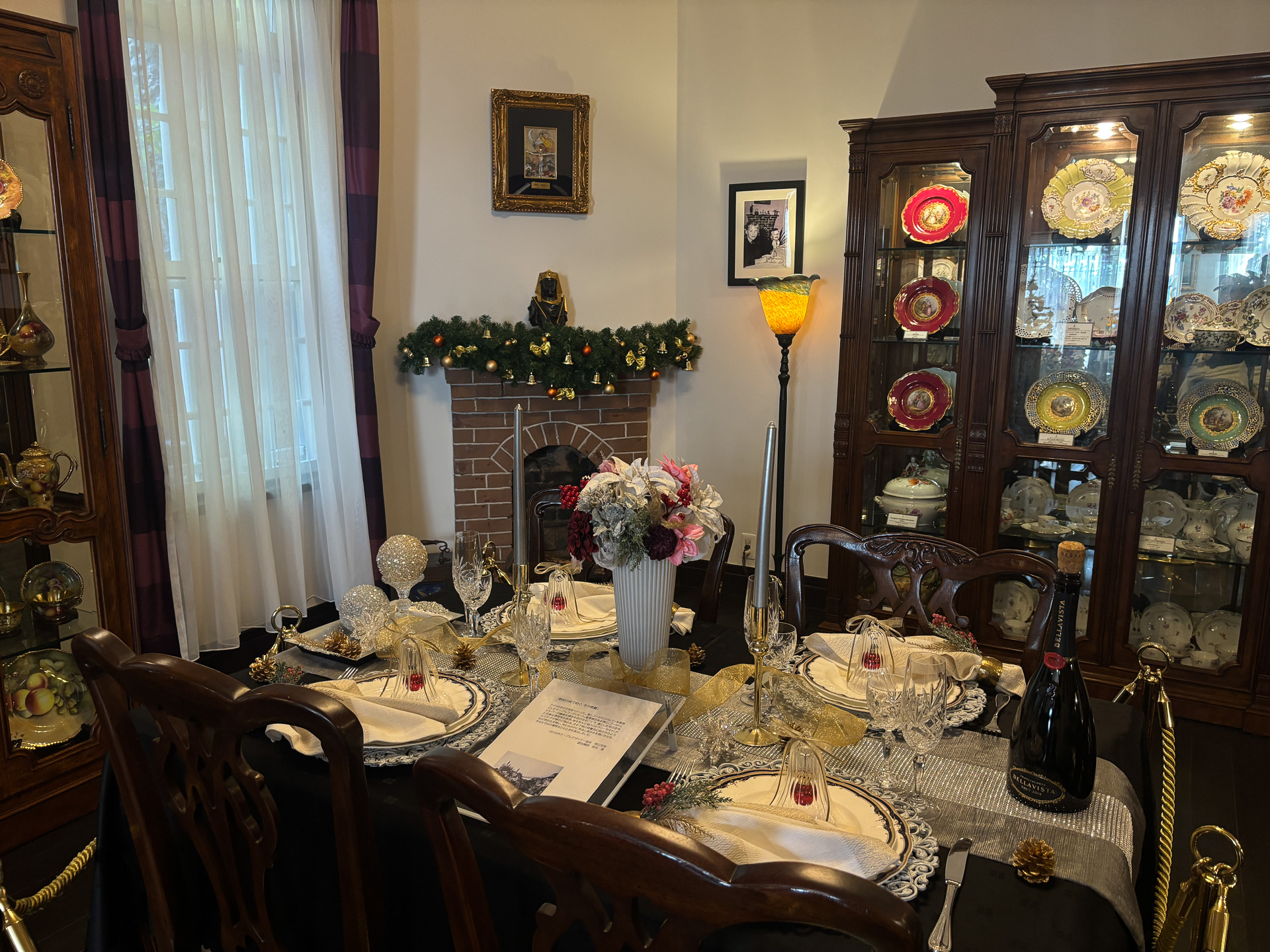 マイセンなどの名磁器も見られるダイニング