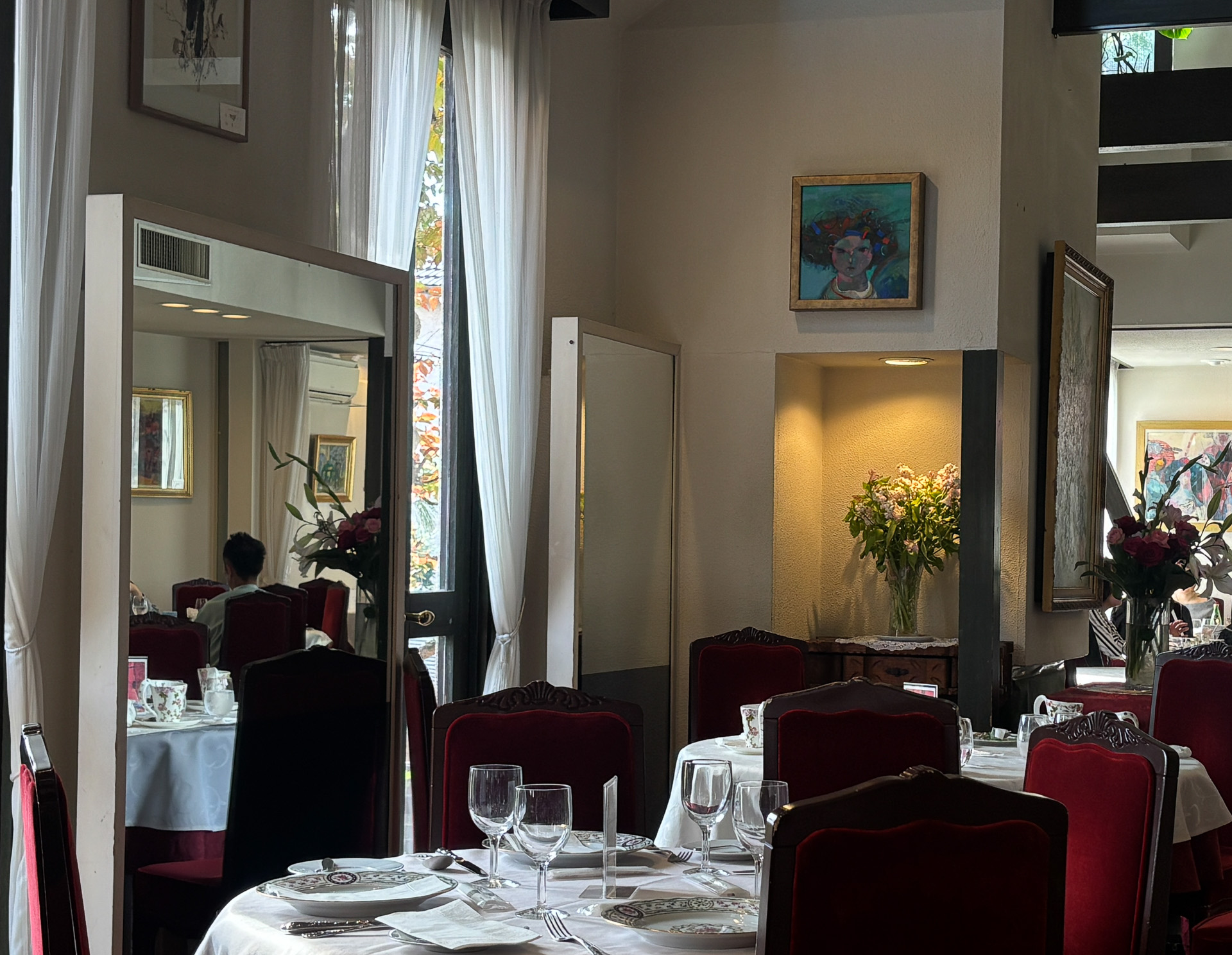 上品で華やかな雰囲気の店内