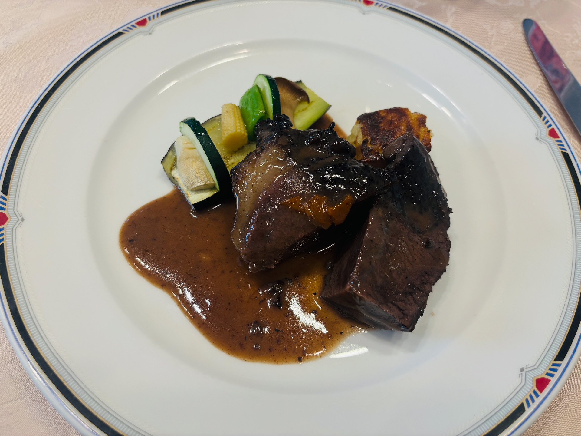 じっくり煮込んだ牛ホホ肉の赤ワインソース煮込み