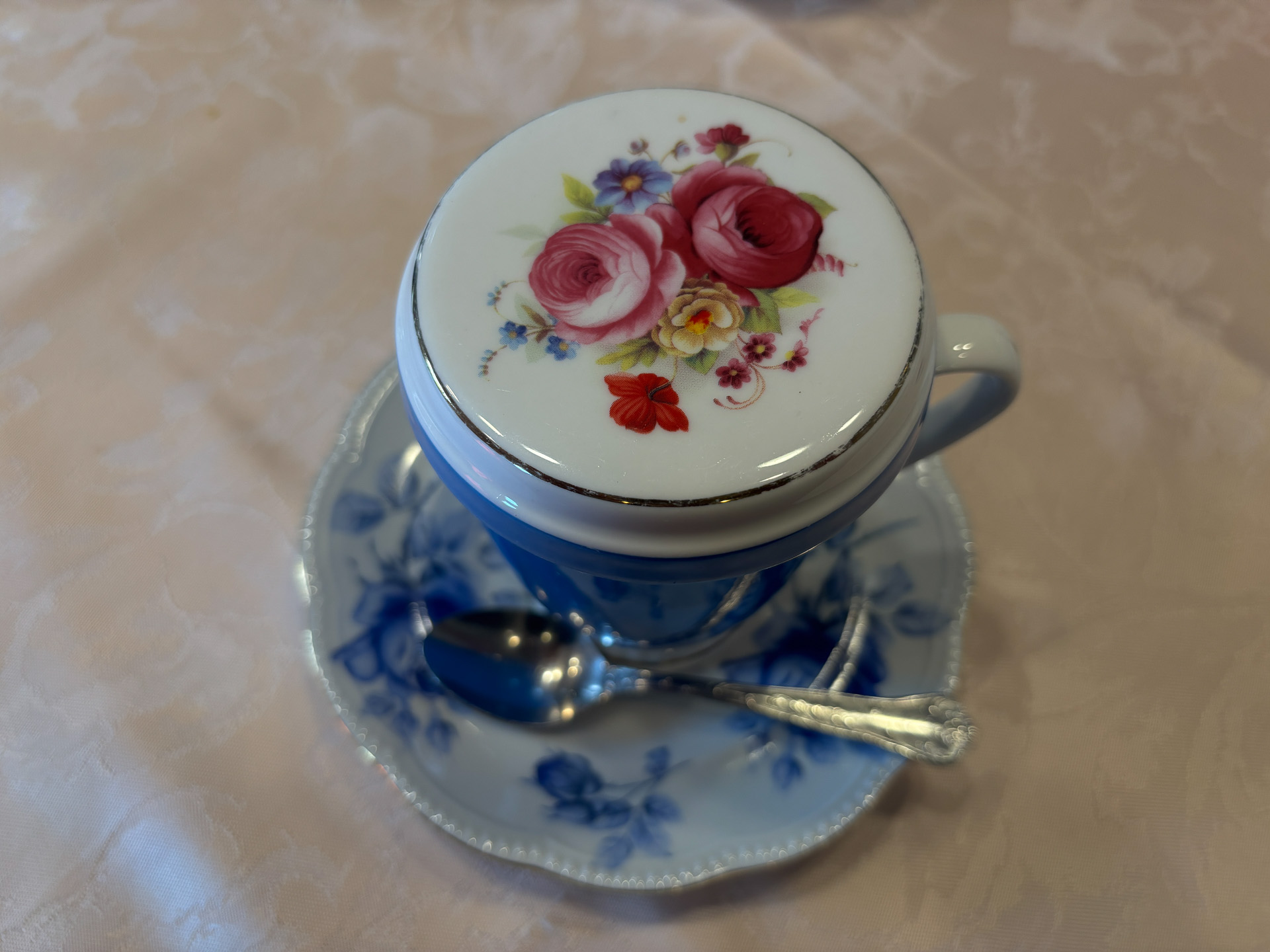 紅茶のカップがかわいい