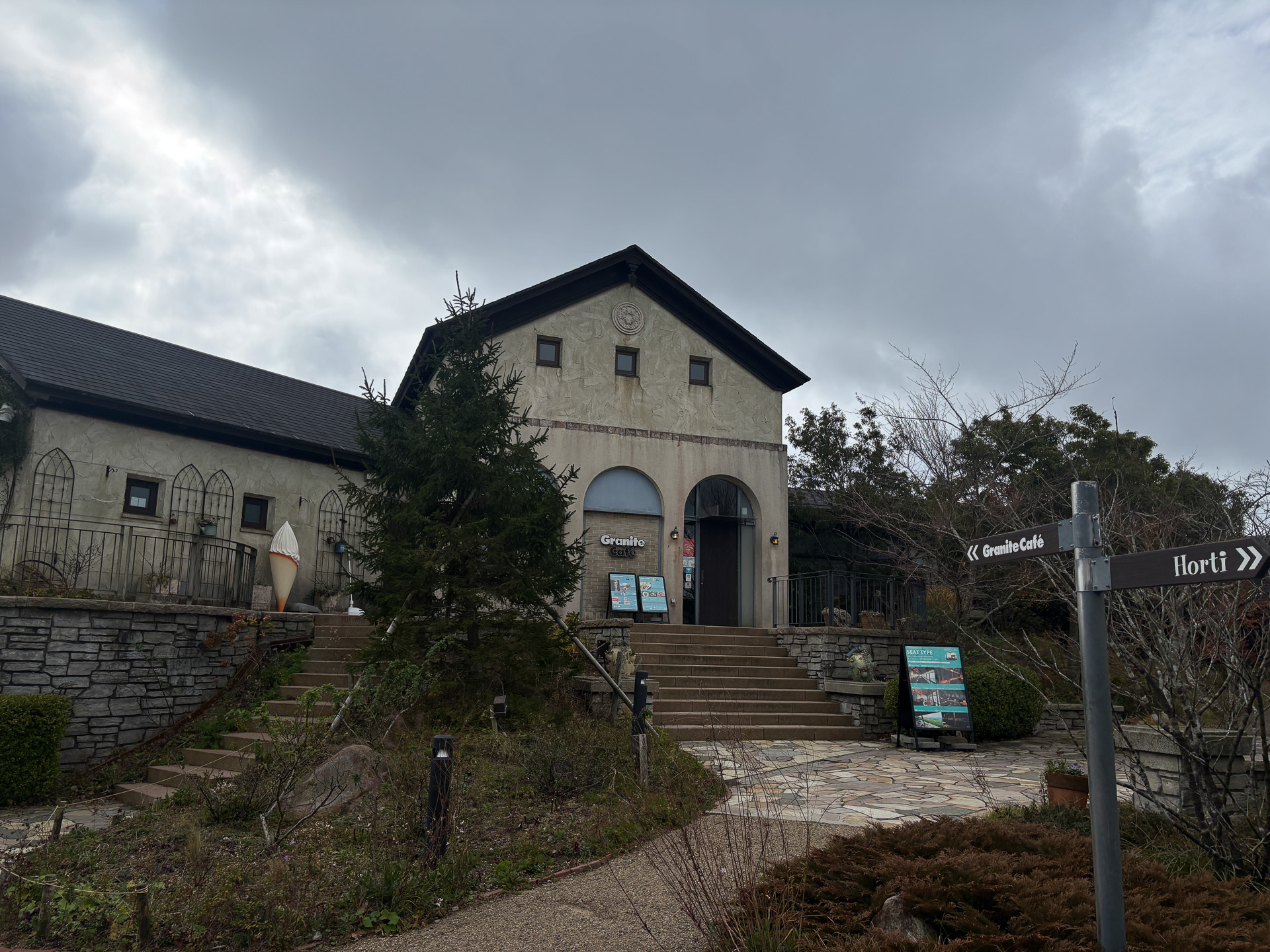 寒くても暖の取れるかわいい雑貨も購入できます