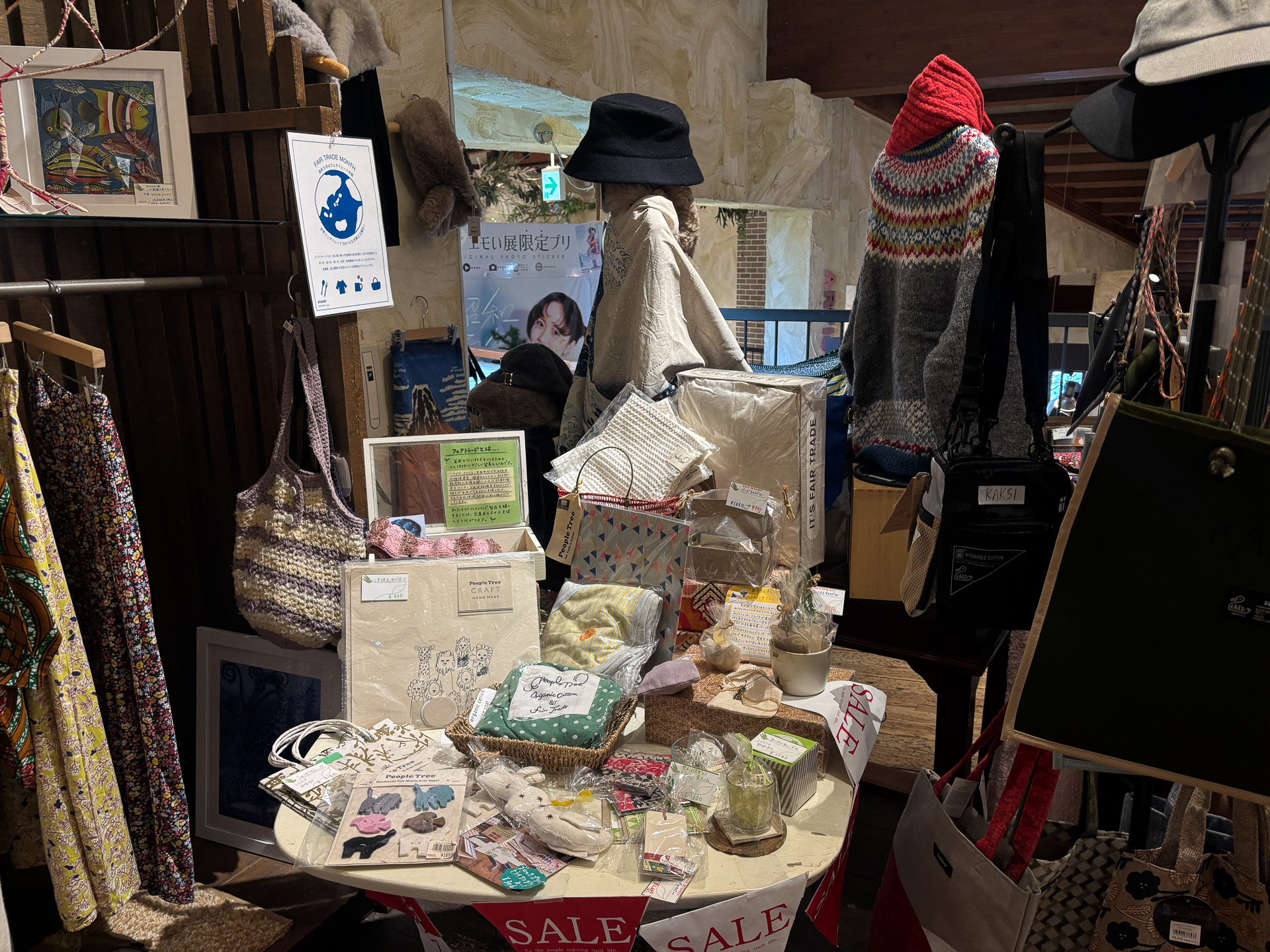 寒くても暖の取れるかわいい雑貨も購入できます