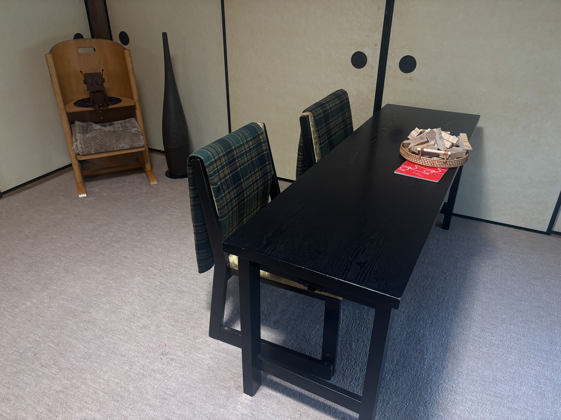 膝掛けもあり配慮の行き届いた茶室