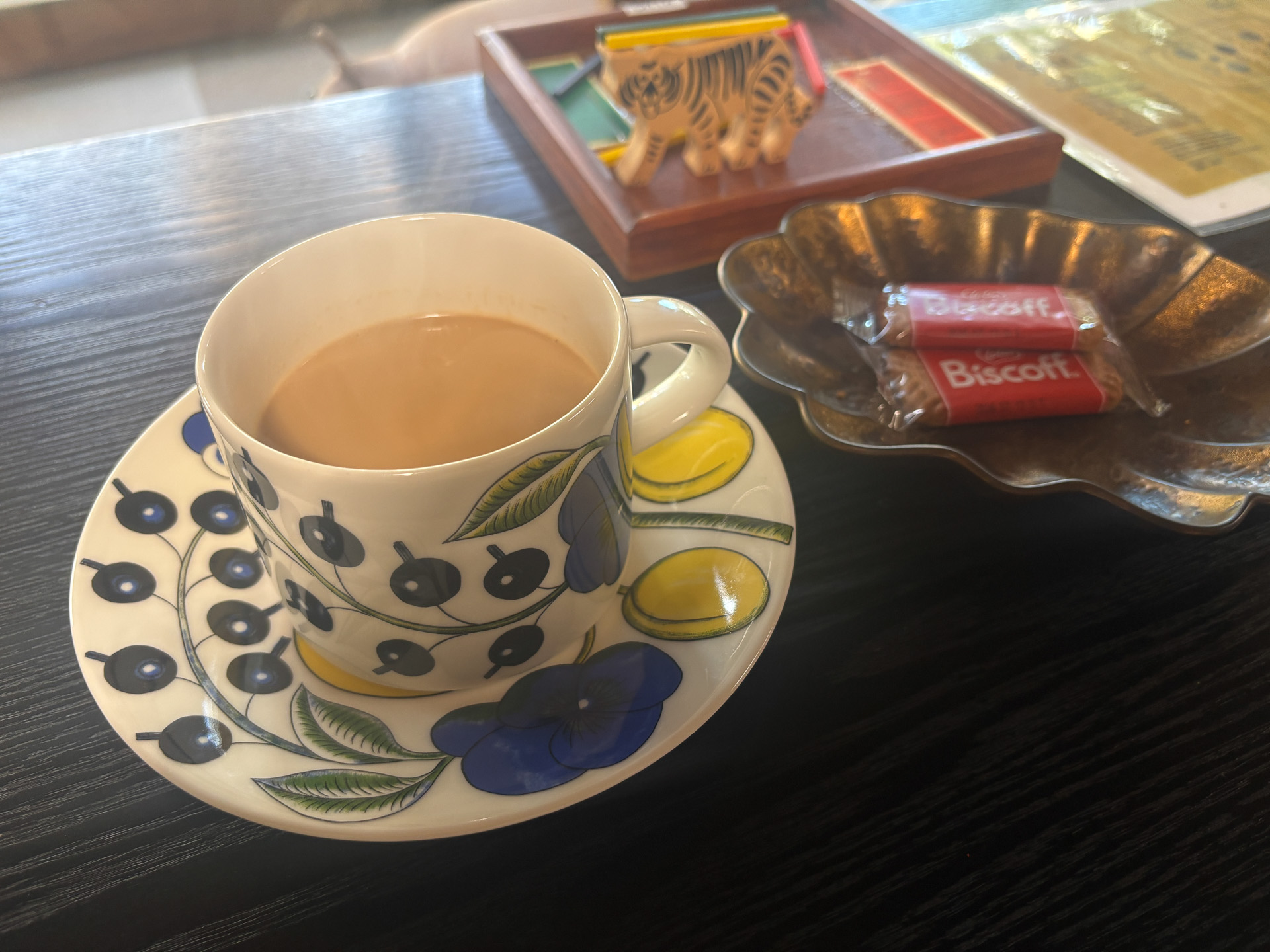 お茶菓子付きのスパイス香るチャイ