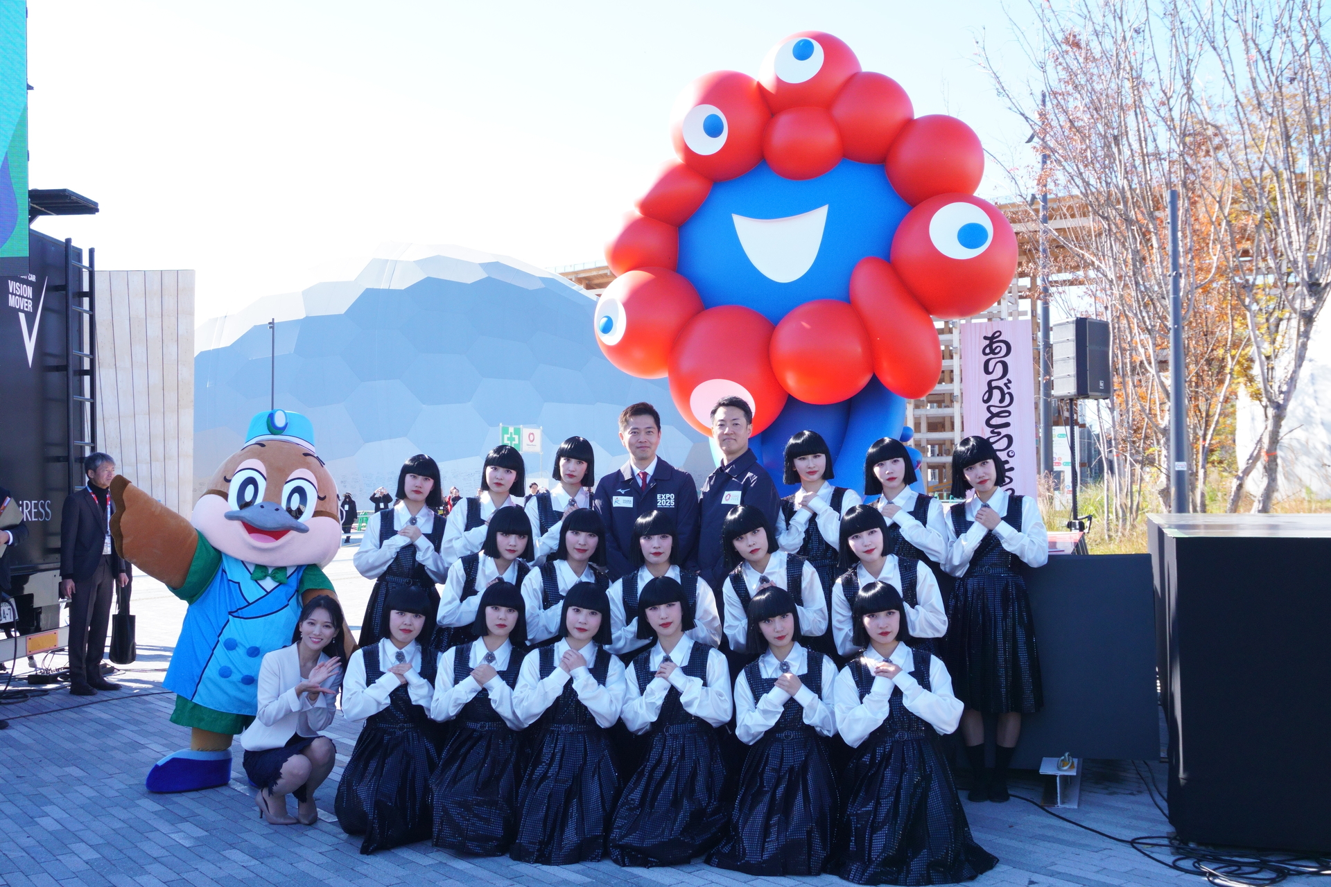 約1000人の大阪府民たちがミャクミャクの旅立ちをお祝いした