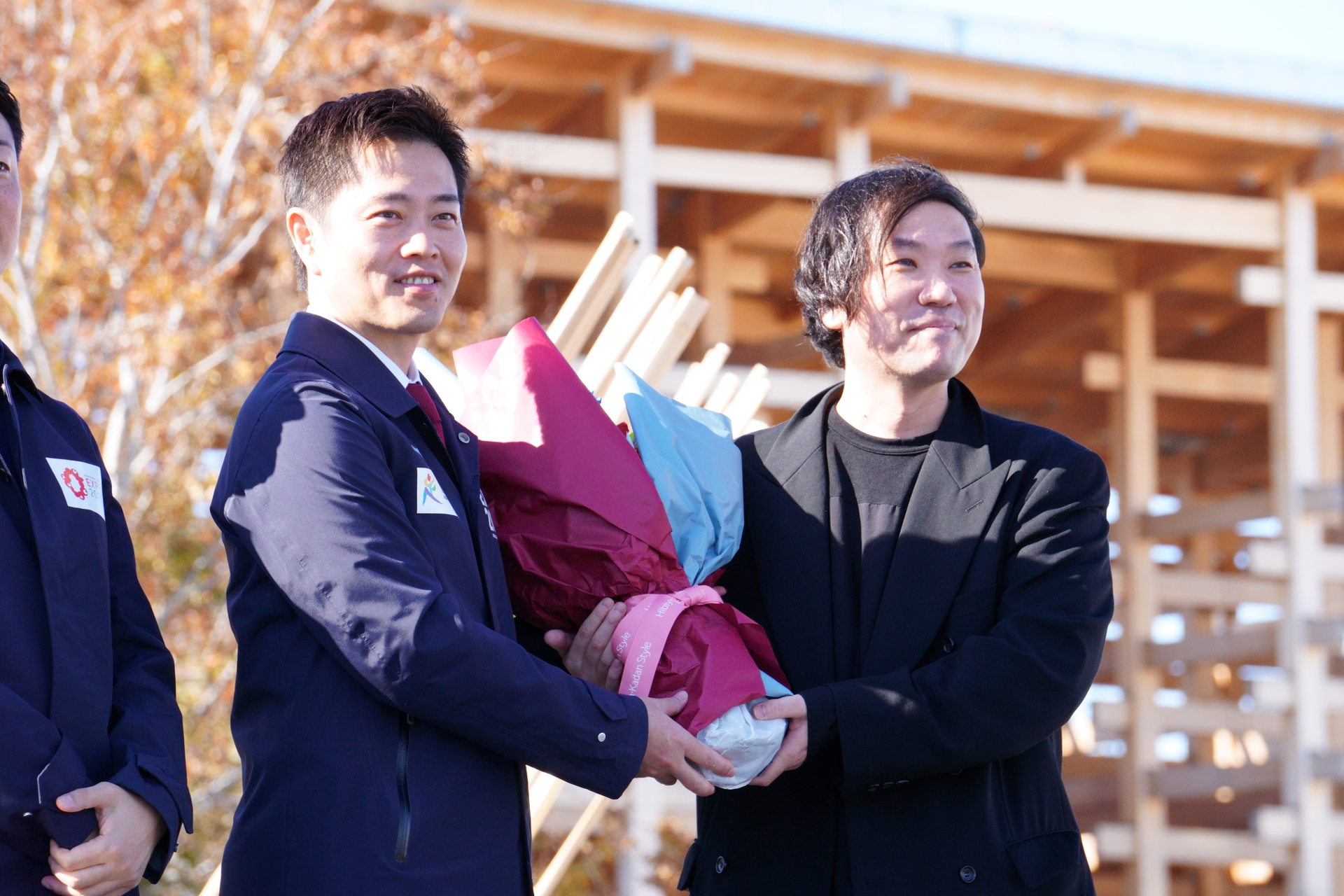 吉村知事から花束の贈呈