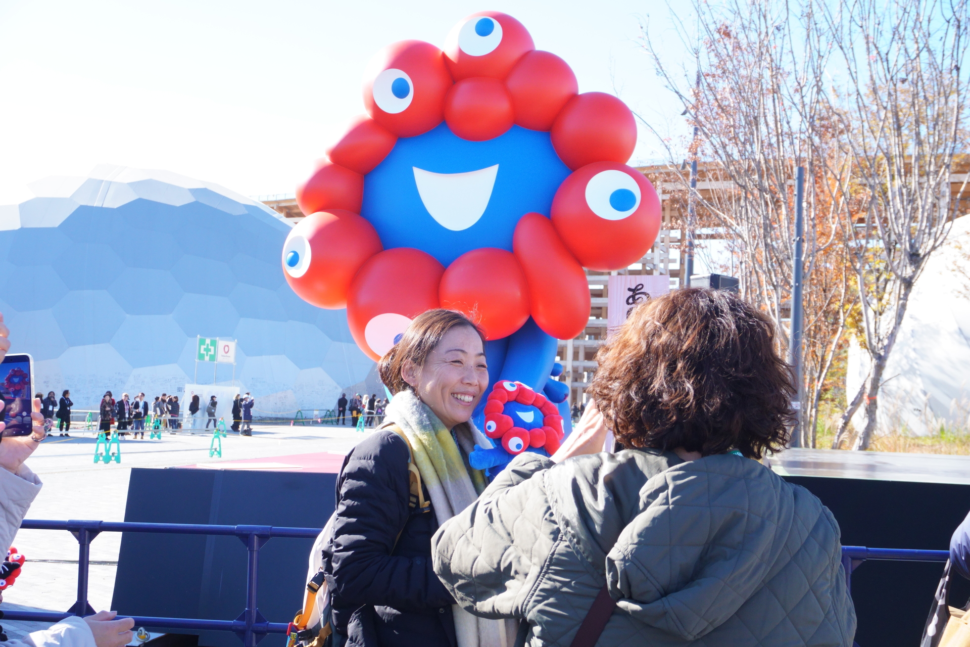 ミャクミャクと最後の記念撮影を楽しむ観覧者