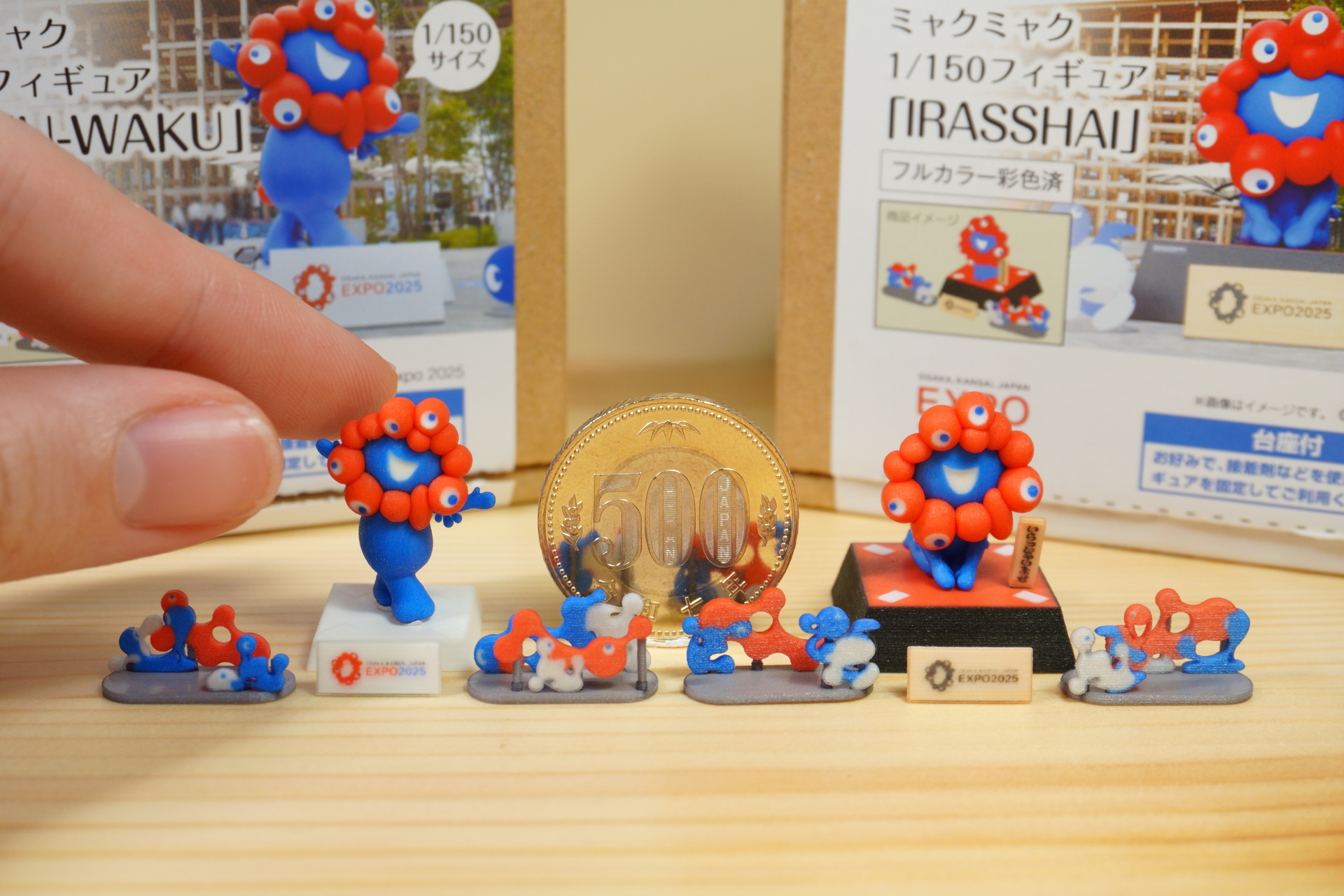 500円硬貨とほぼ同じ大きさなのに、こみゃくや看板までも忠実に再現されている